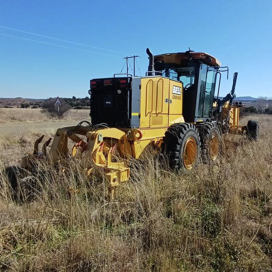 Padskraper staan; boere herstel self Vrystaatse paaie