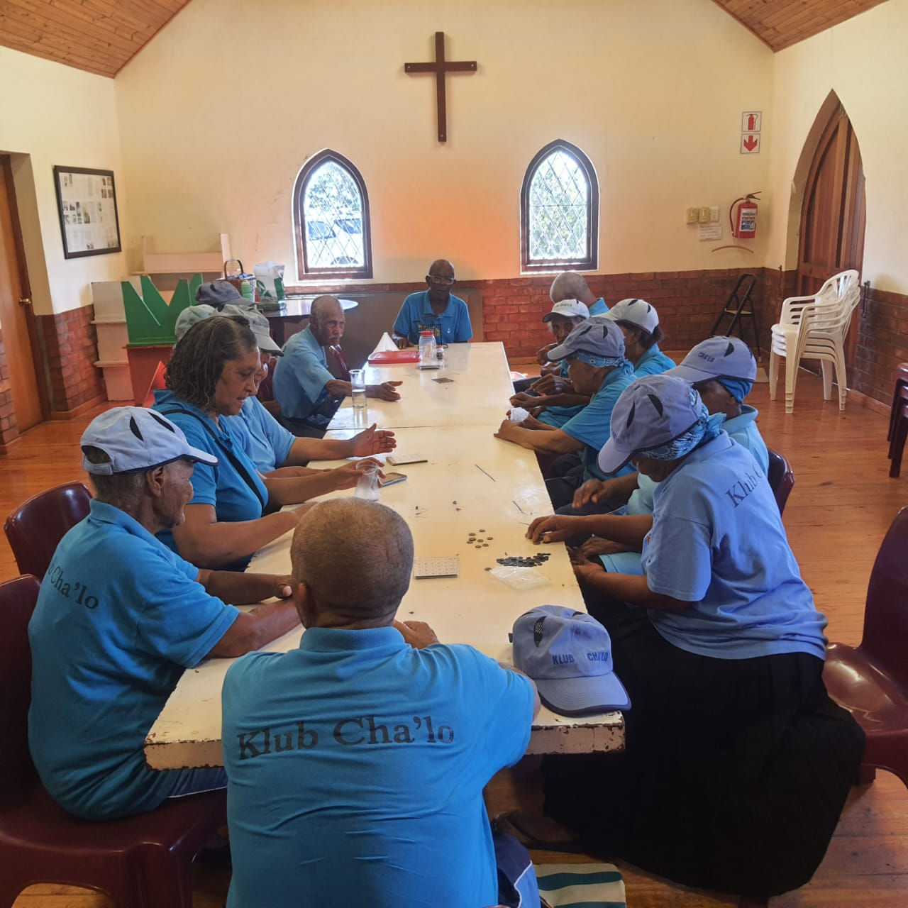 Oud en eensaam? Nie hier nie!