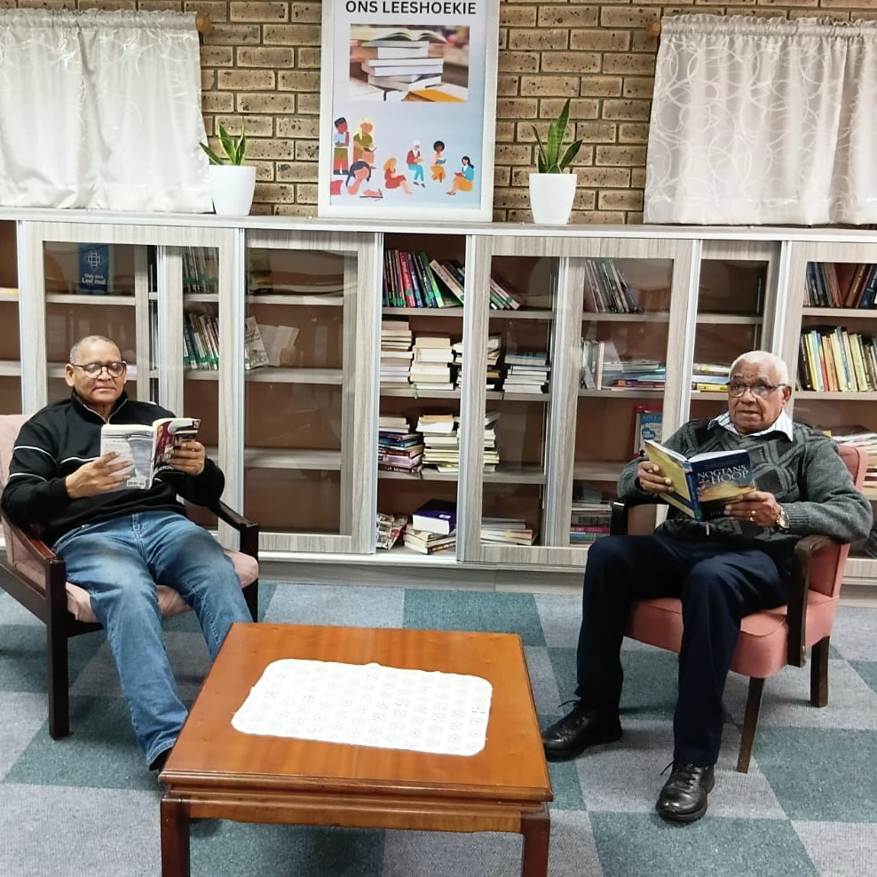 Basil en die kerk se leeshoekie