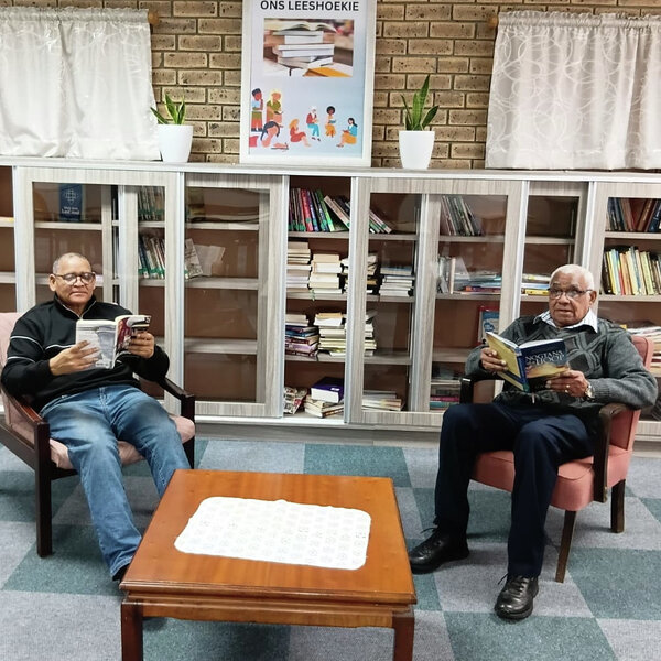 Basil en die kerk se leeshoekie