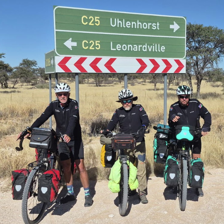 Hubert en vriende ry fiets vir ‘n goeie saak