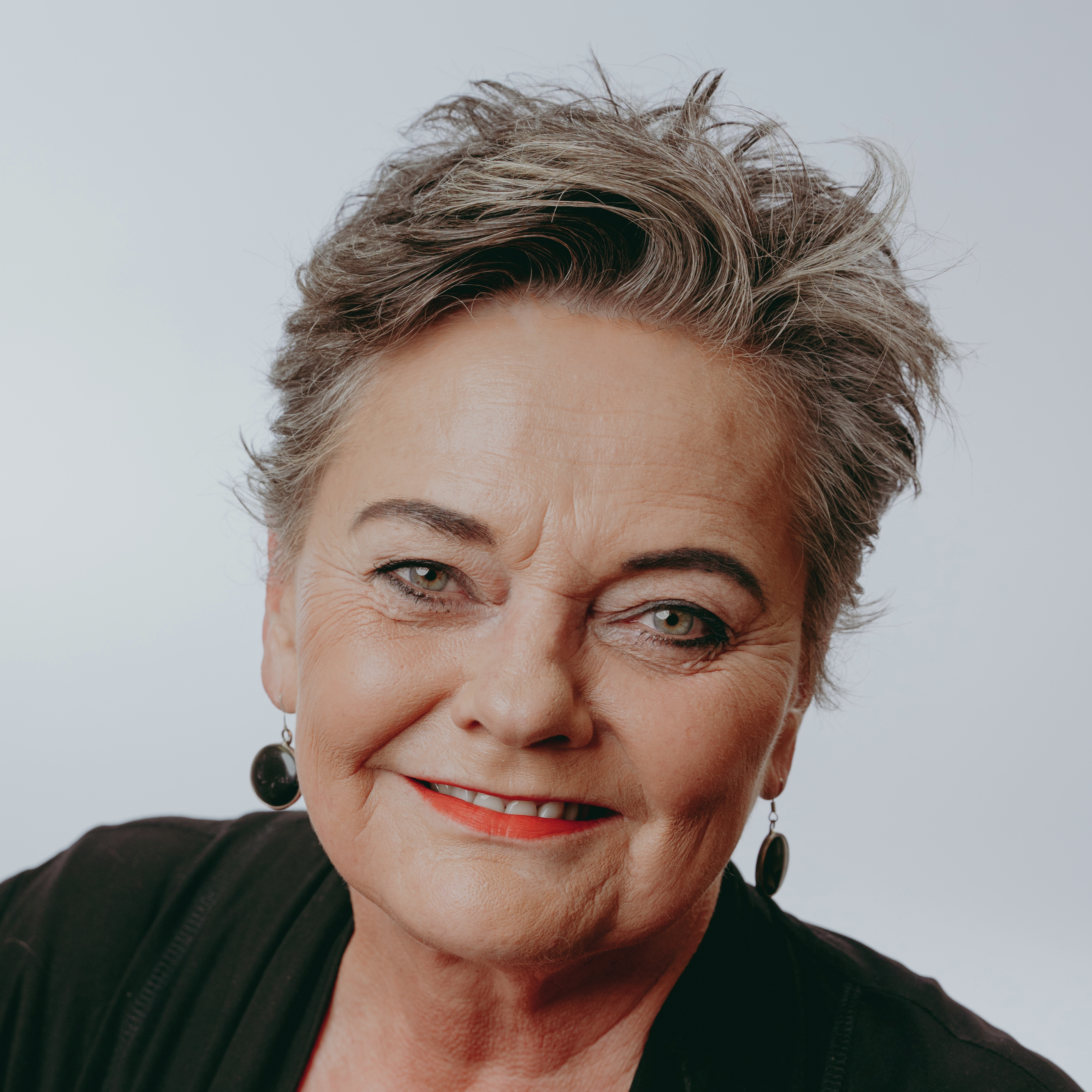 HIER VOLG DIE NUUS deur Ina Strydom