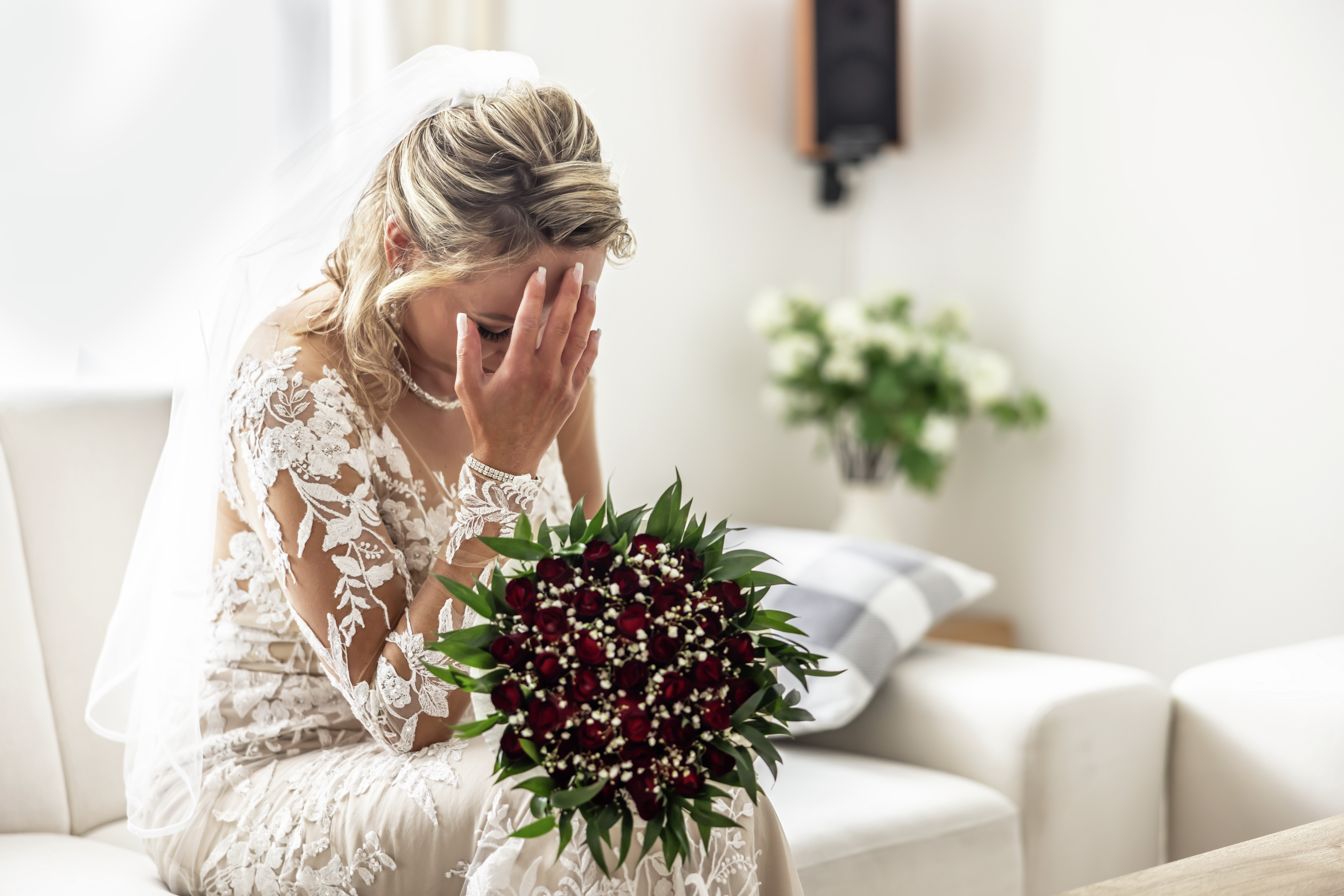 The bride wants her dad there. Mom wants him gone!