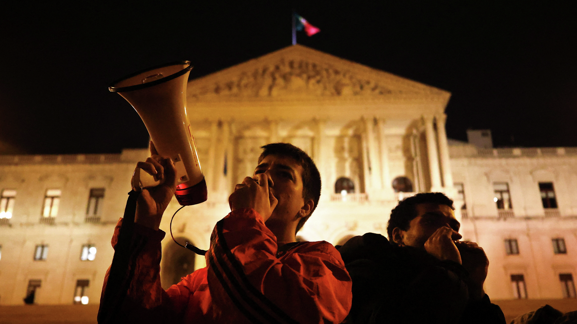 Protests at Portuguese parliament on day of general strike