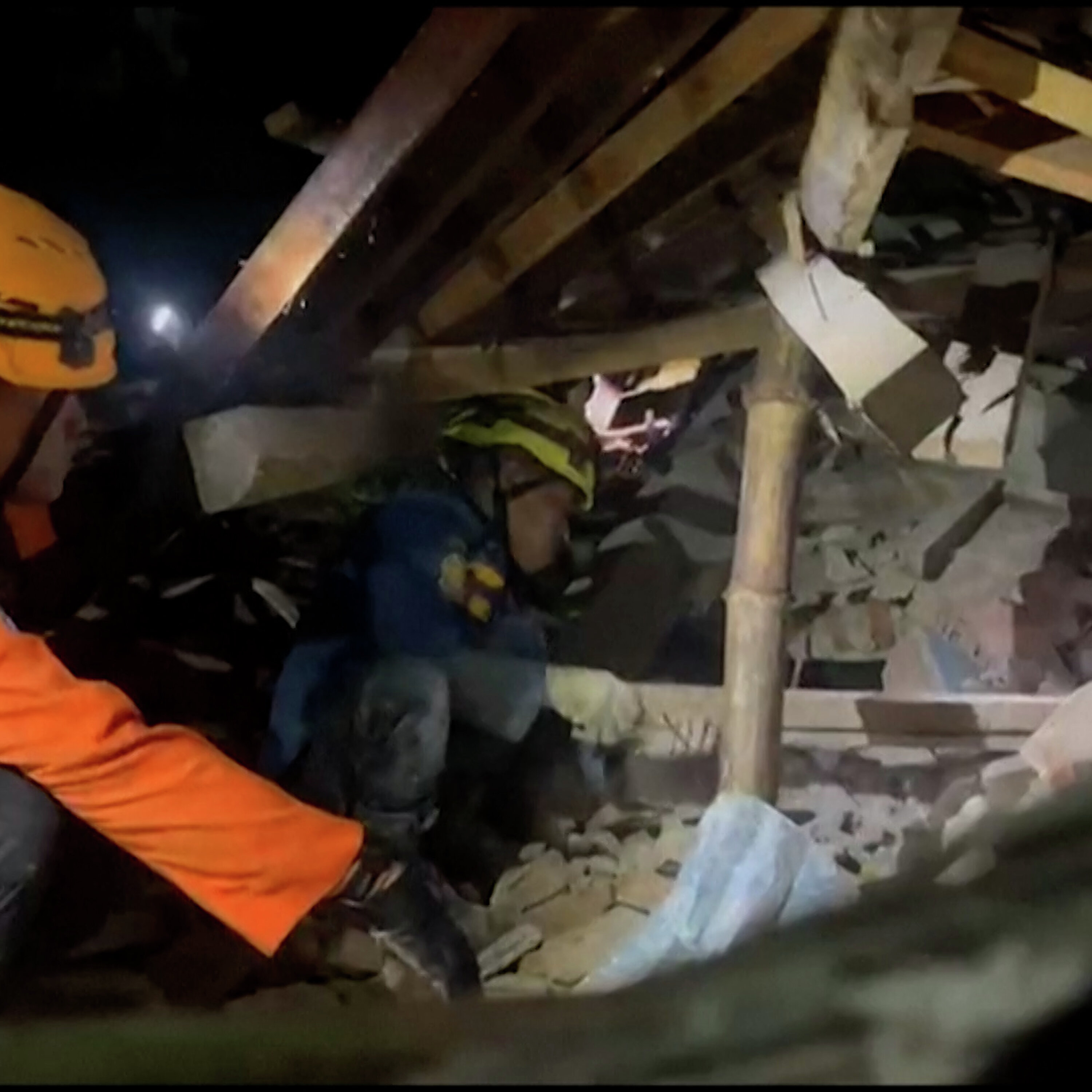 Rescue teams search at scene of Indonesia landslide Rescue teams search at scene of Indonesia landslide