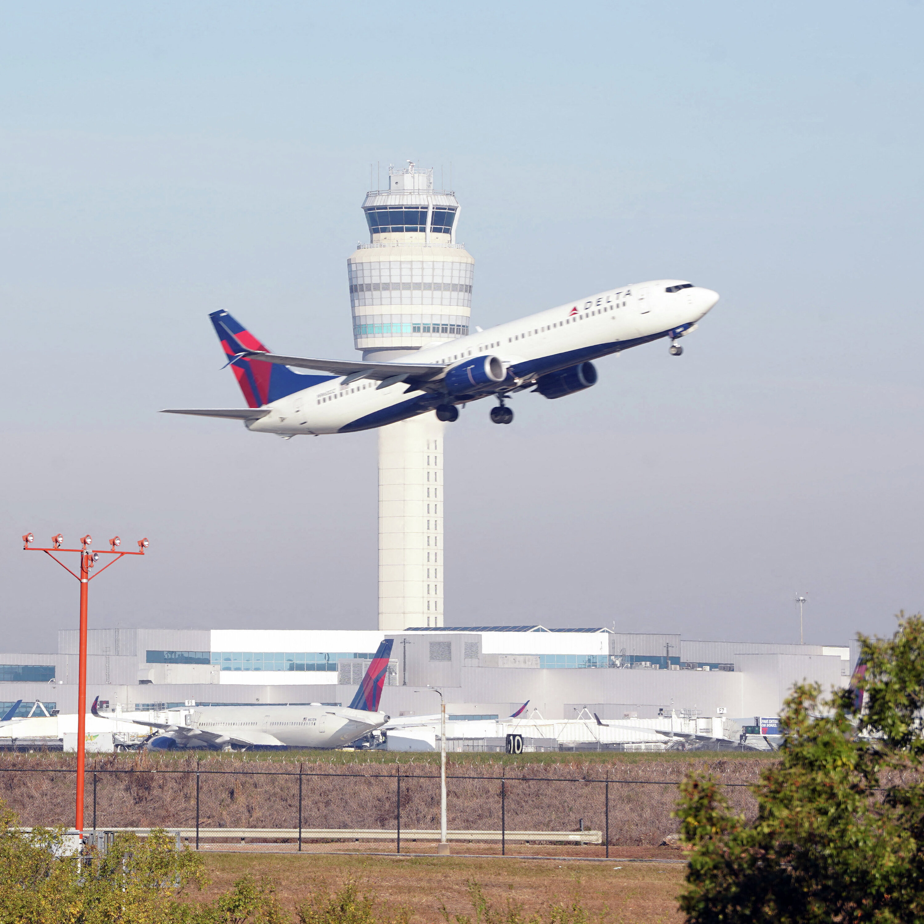 US airlines begin cancelling flights amid government shutdown US airlines begin cancelling flights amid government shutdown