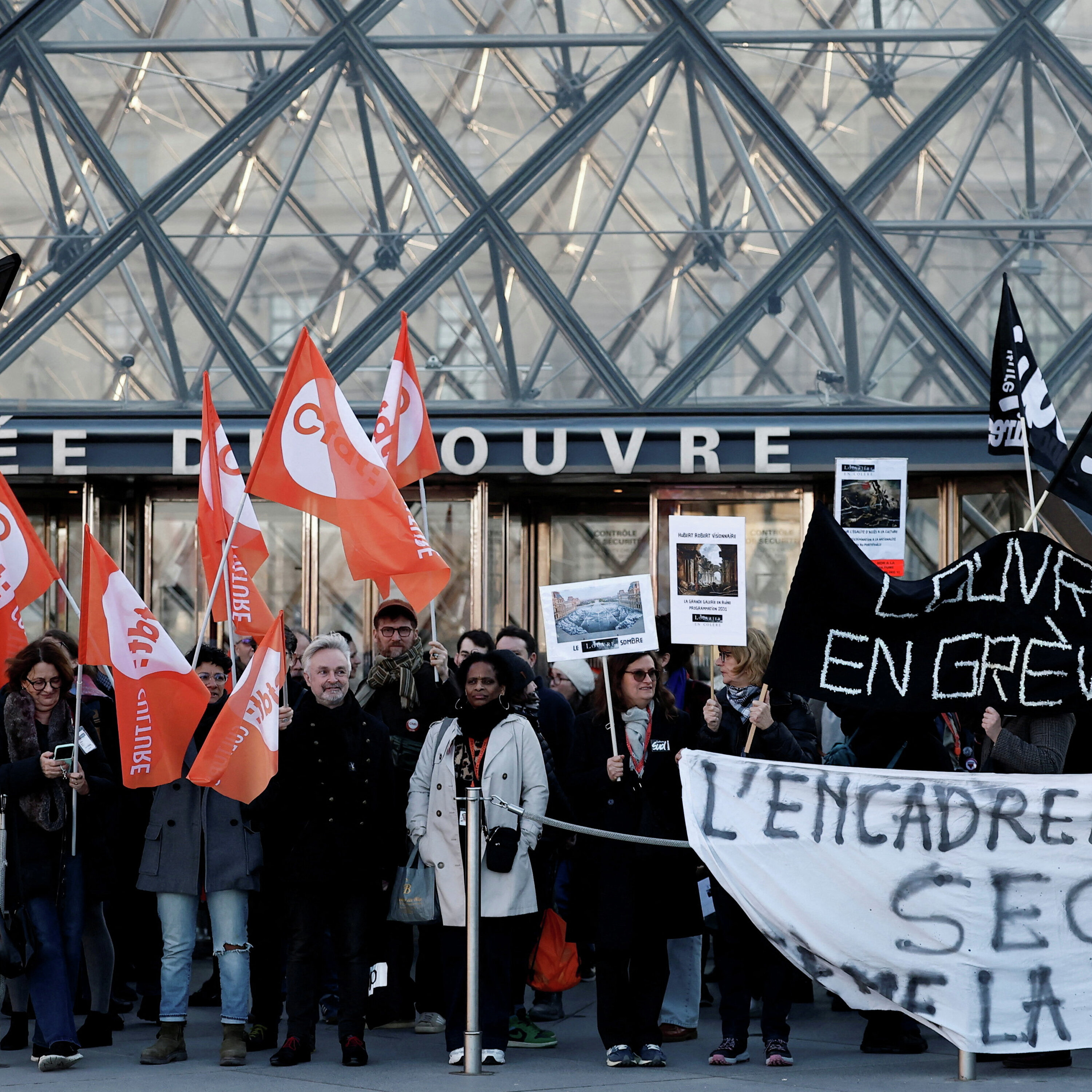 Louvre shut down as museum staff stage strike over working conditions Louvre shut down as museum staff stage strike over working conditions