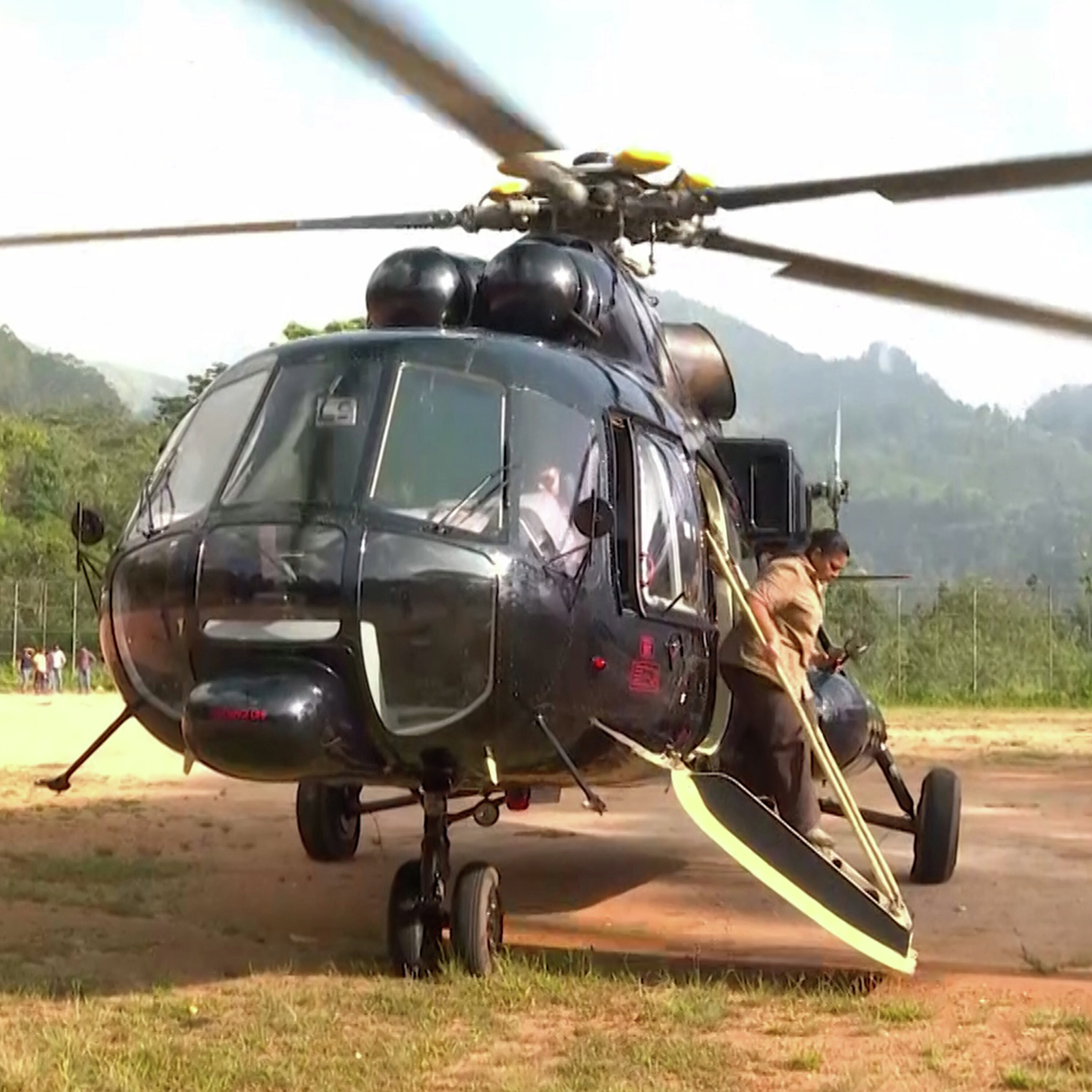 Sri Lanka airlifts aid to communities devastated by huge floods Sri Lanka airlifts aid to communities devastated by huge floods