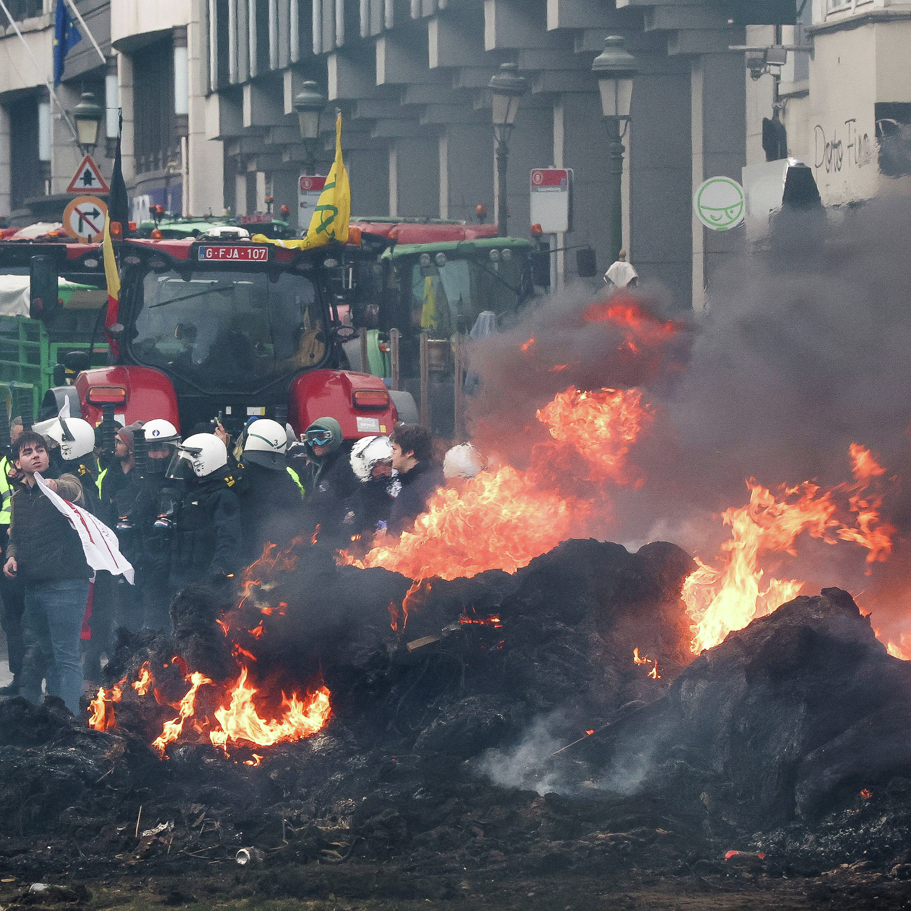 Protesting farmers clash with police as EU debates trade deal Protesting farmers clash with police as EU debates trade deal