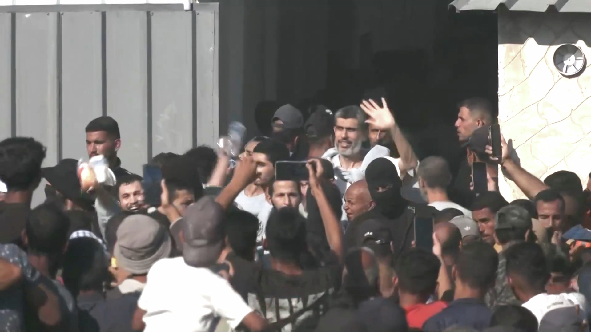 Released Palestinian detainees arrive in Gaza