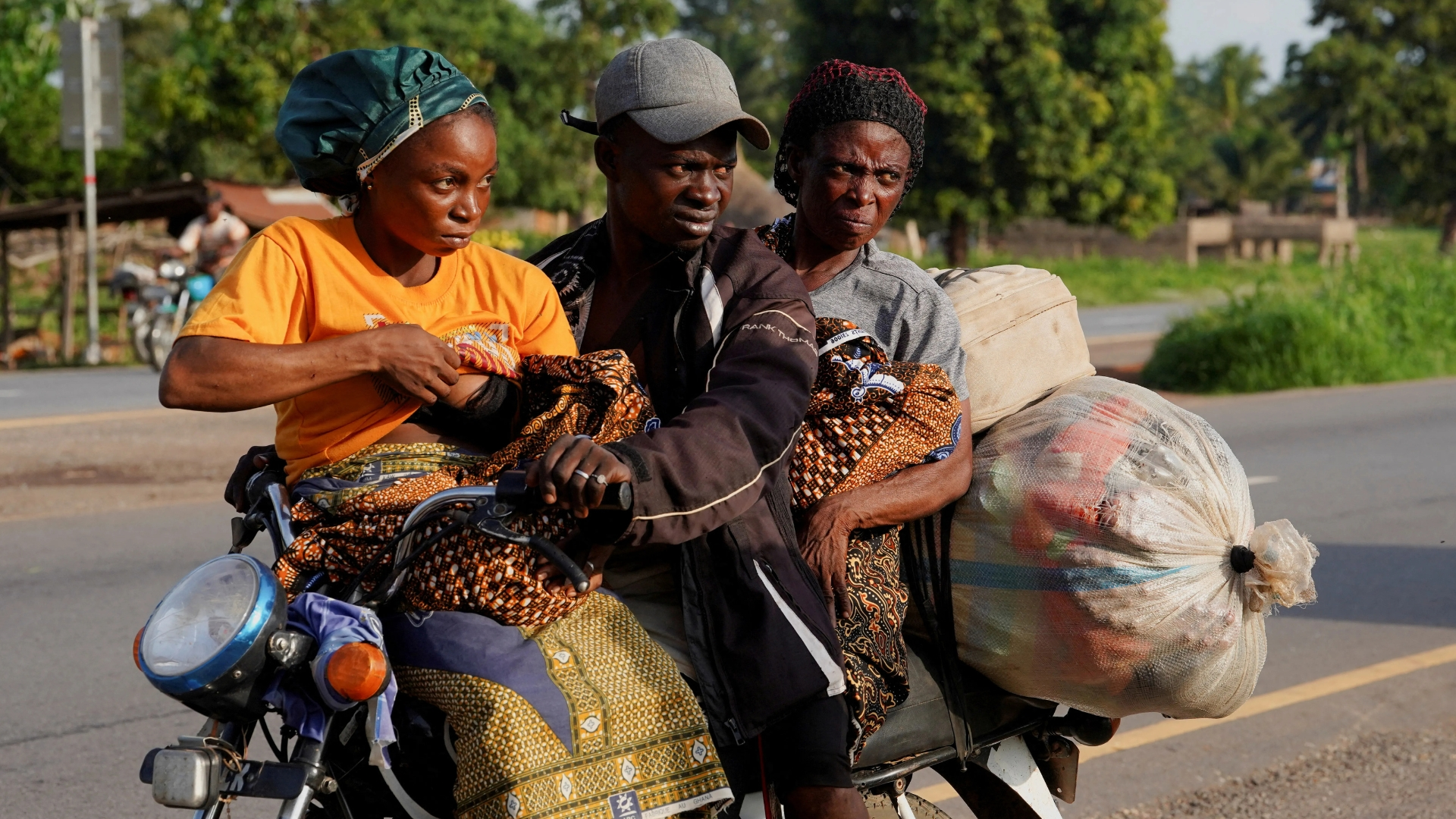 Nigeria attacks: Armed groups paralyse business in rural areas