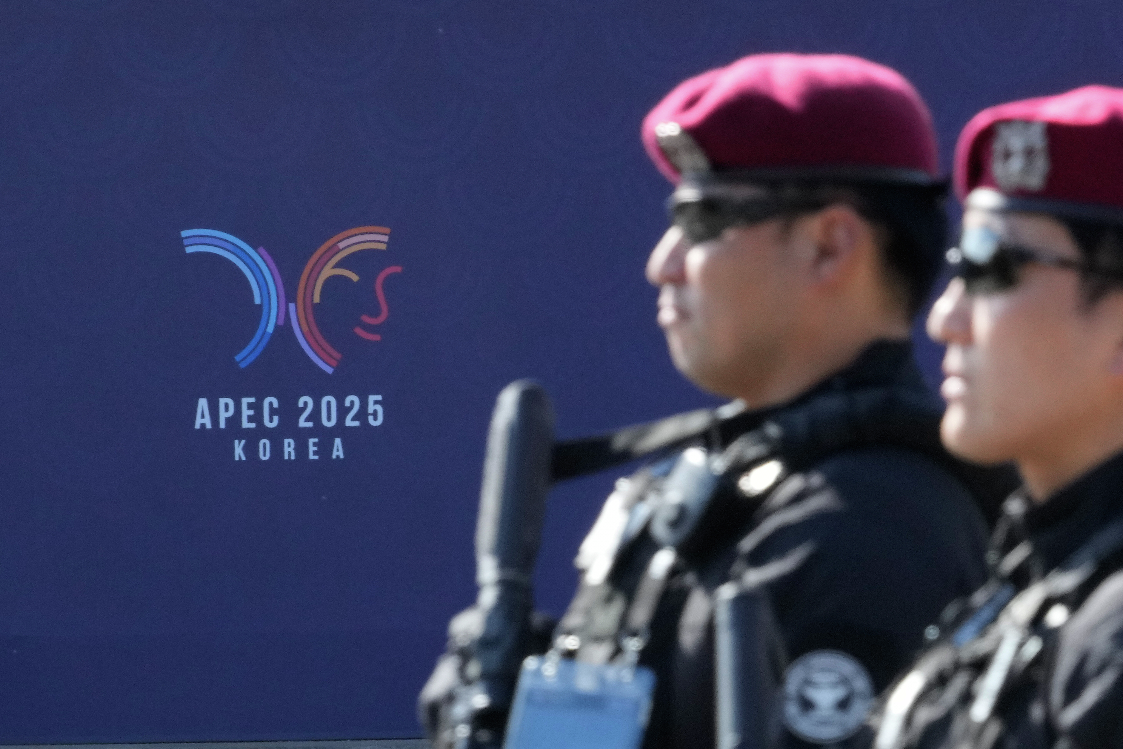 Apec summit :Xi Jinping promises to protect free trade
