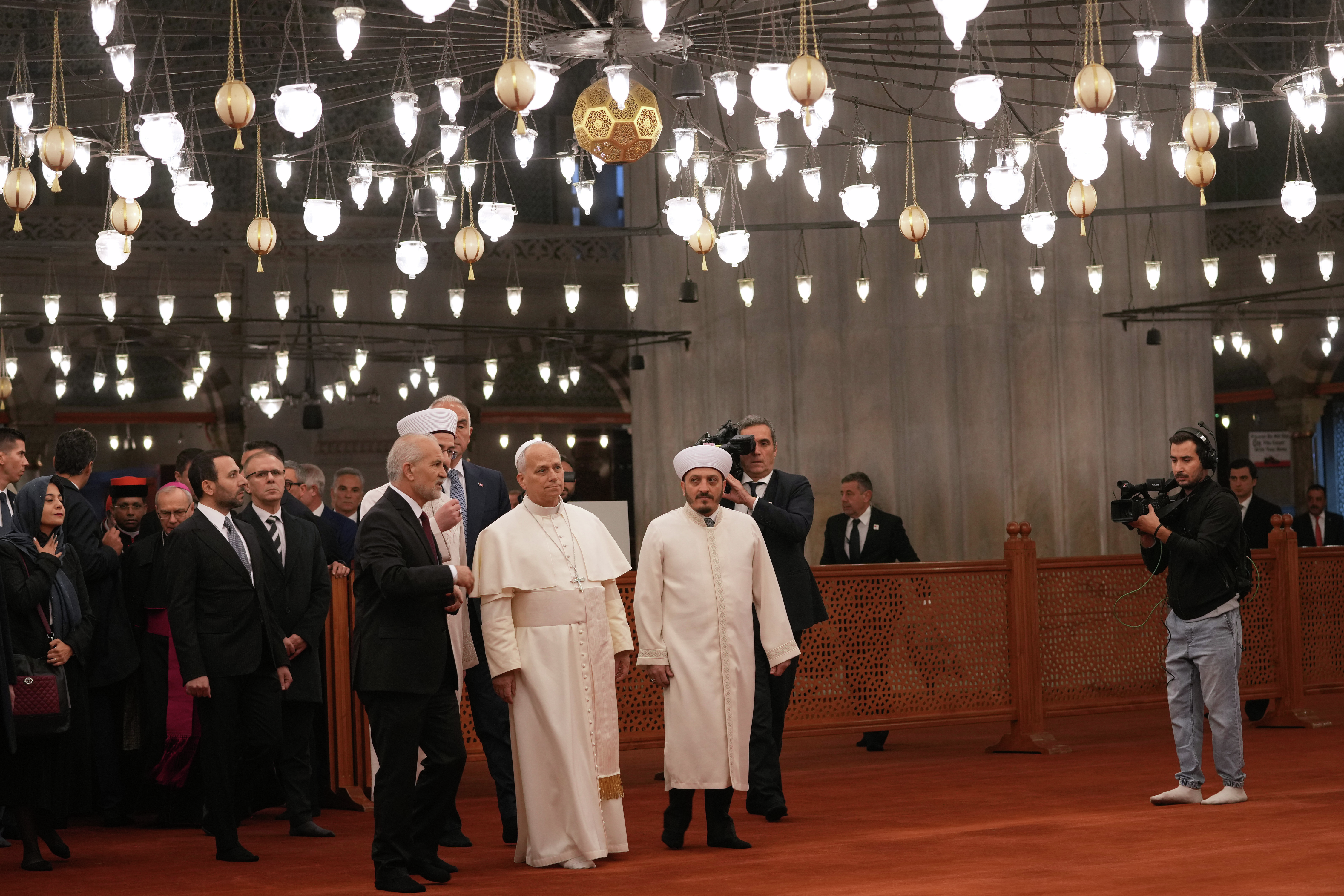 Pope Leo in turkey: Pontiff visits Istanbul’s Sultanahmet mosque