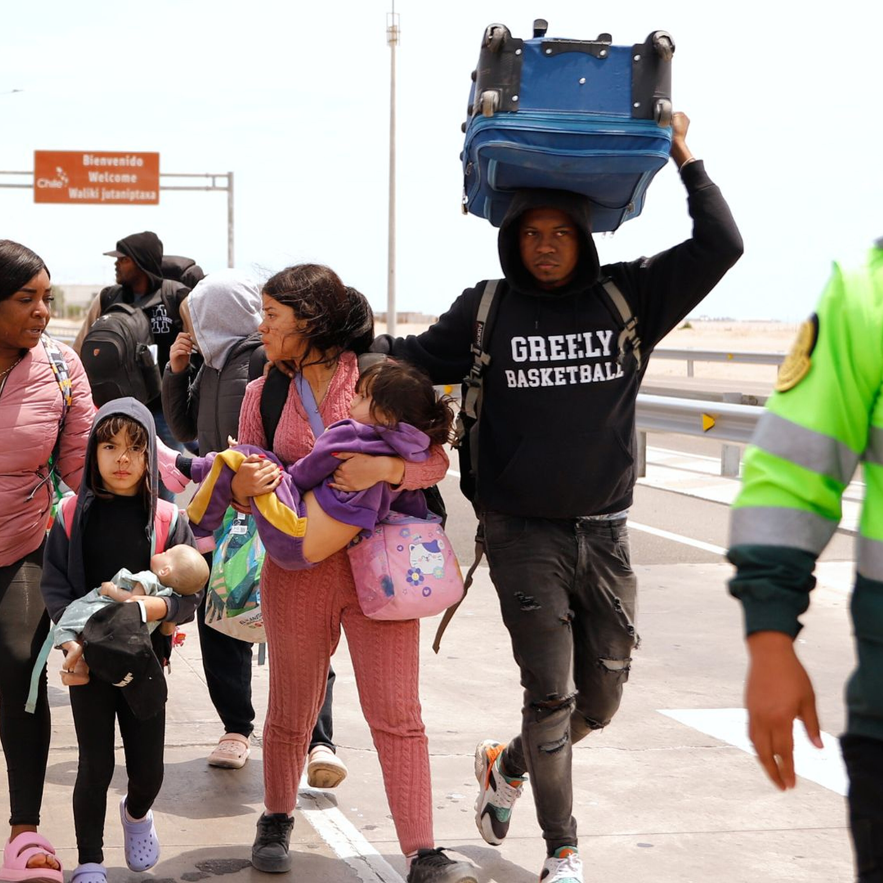 Peru, Chile confront border crisis as migrants stranded in freezing desert nights Peru, Chile confront border crisis as migrants stranded in freezing desert nights