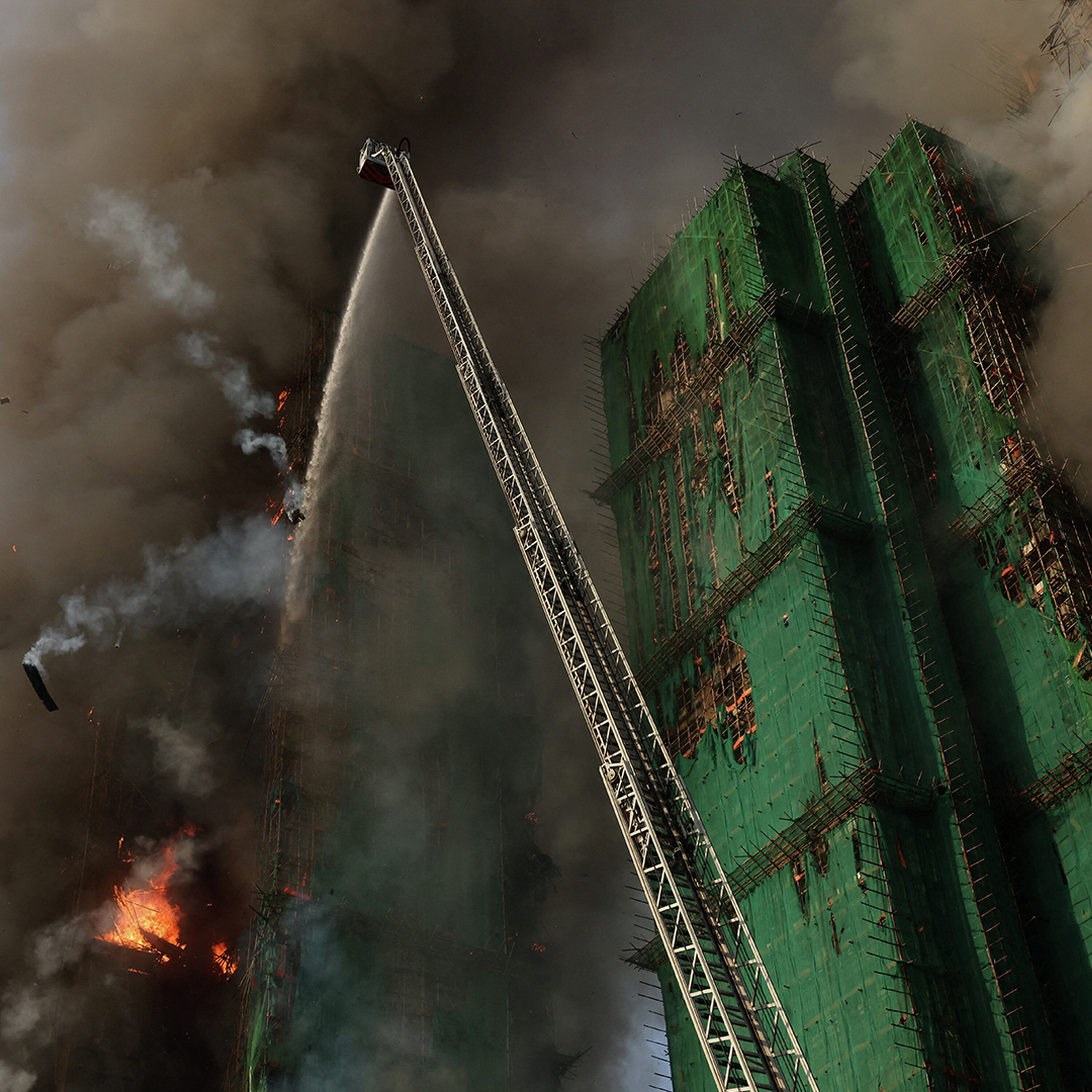 Major fire puts Hong Kong on highest alert as firefighters tackle blaze Major fire puts Hong Kong on highest alert as firefighters tackle blaze