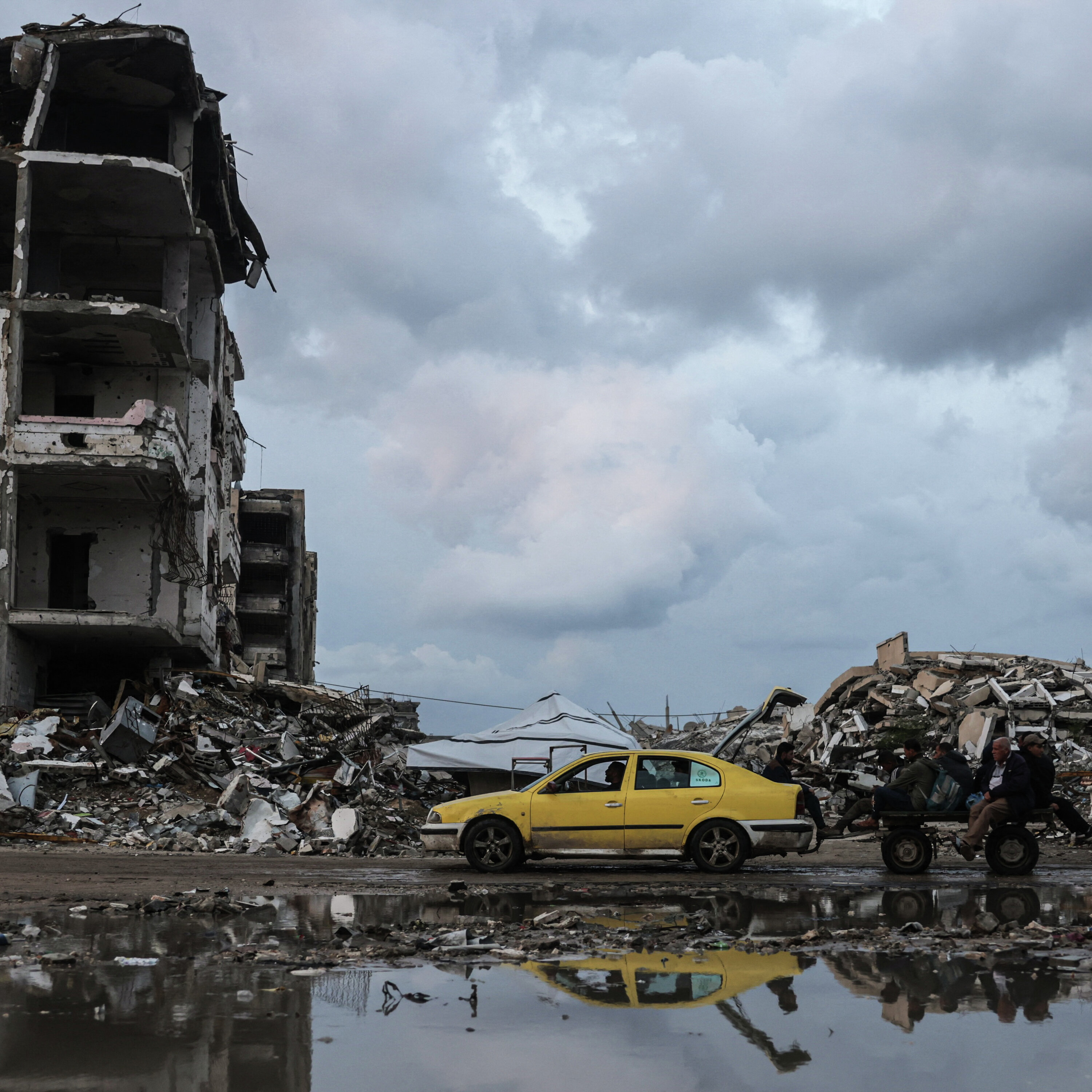 Building collapses after heavy rain: Rescue teams search through rubble in northern Gaza Building collapses after heavy rain: Rescue teams search through rubble in northern Gaza