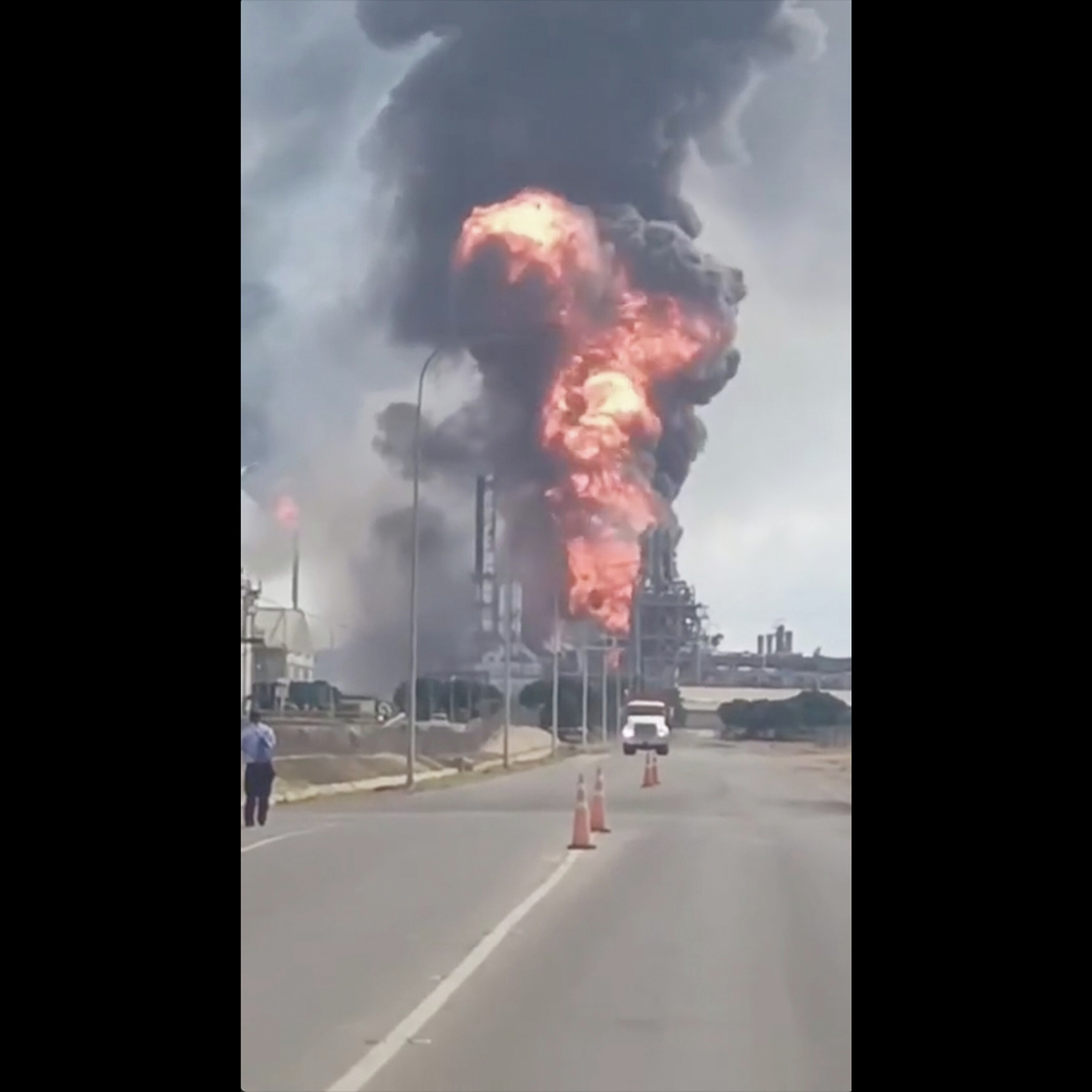 Huge fire seen after ‘explosion’ at Venezuela oil plant Huge fire seen after ‘explosion’ at Venezuela oil plant