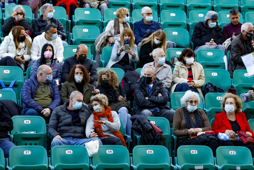 Israel's elderly get off ventilators and go off to the theater