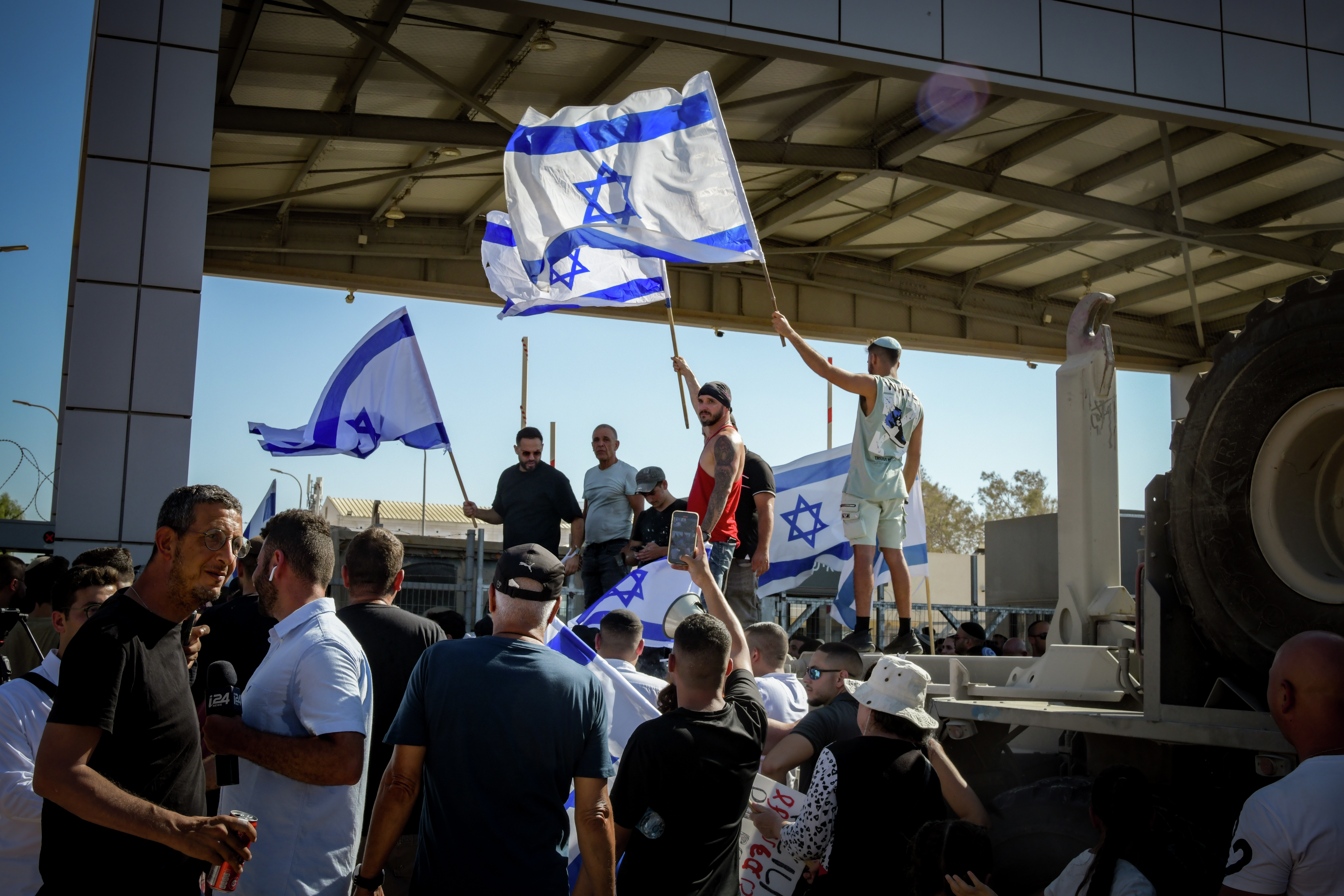 Day 298 - Israel's 'January 6' moment? Mobs overrun 2 IDF bases