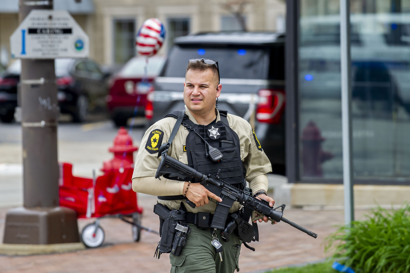 What do police officers need to do in a mass shooting situation?
