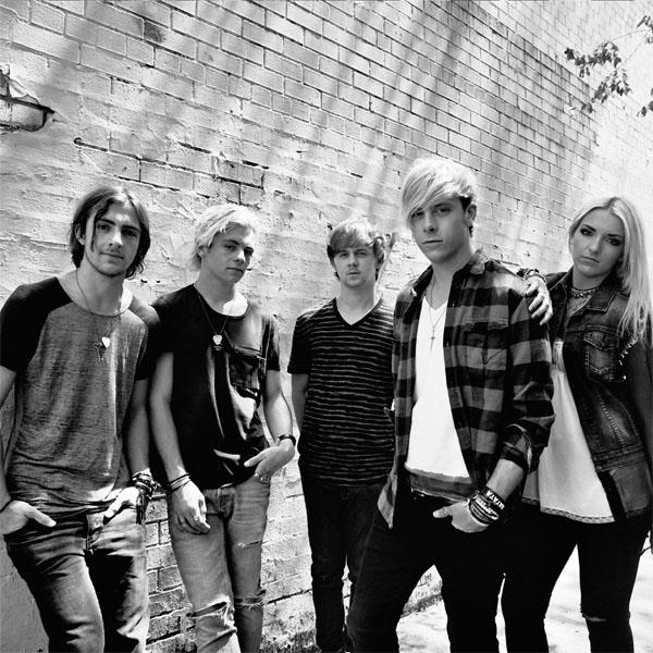 R5 in Studio 104 episode artwork
