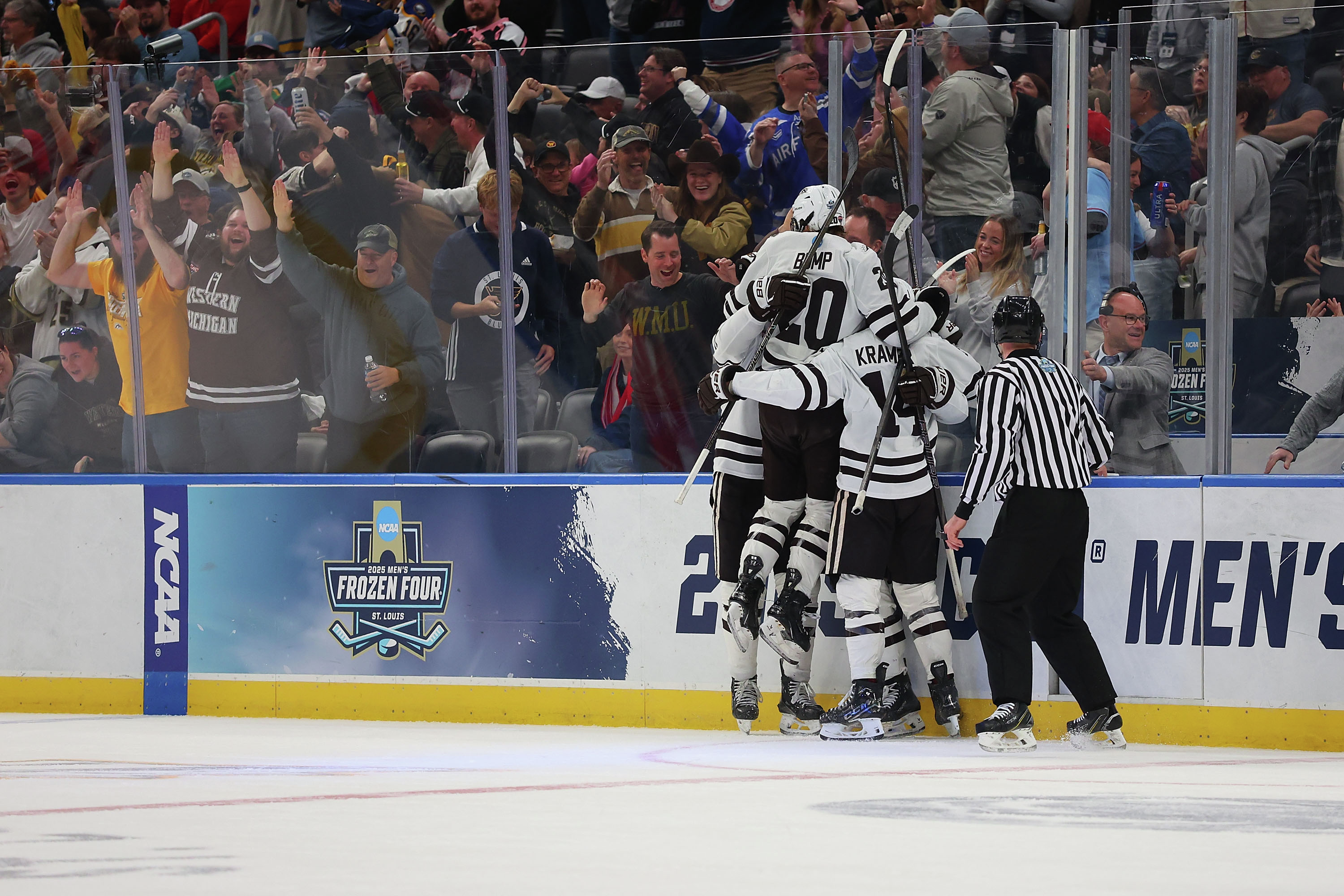 Highlight: Western Michigan's Ty 	Henricks makes it 3-1 Broncos in second period
