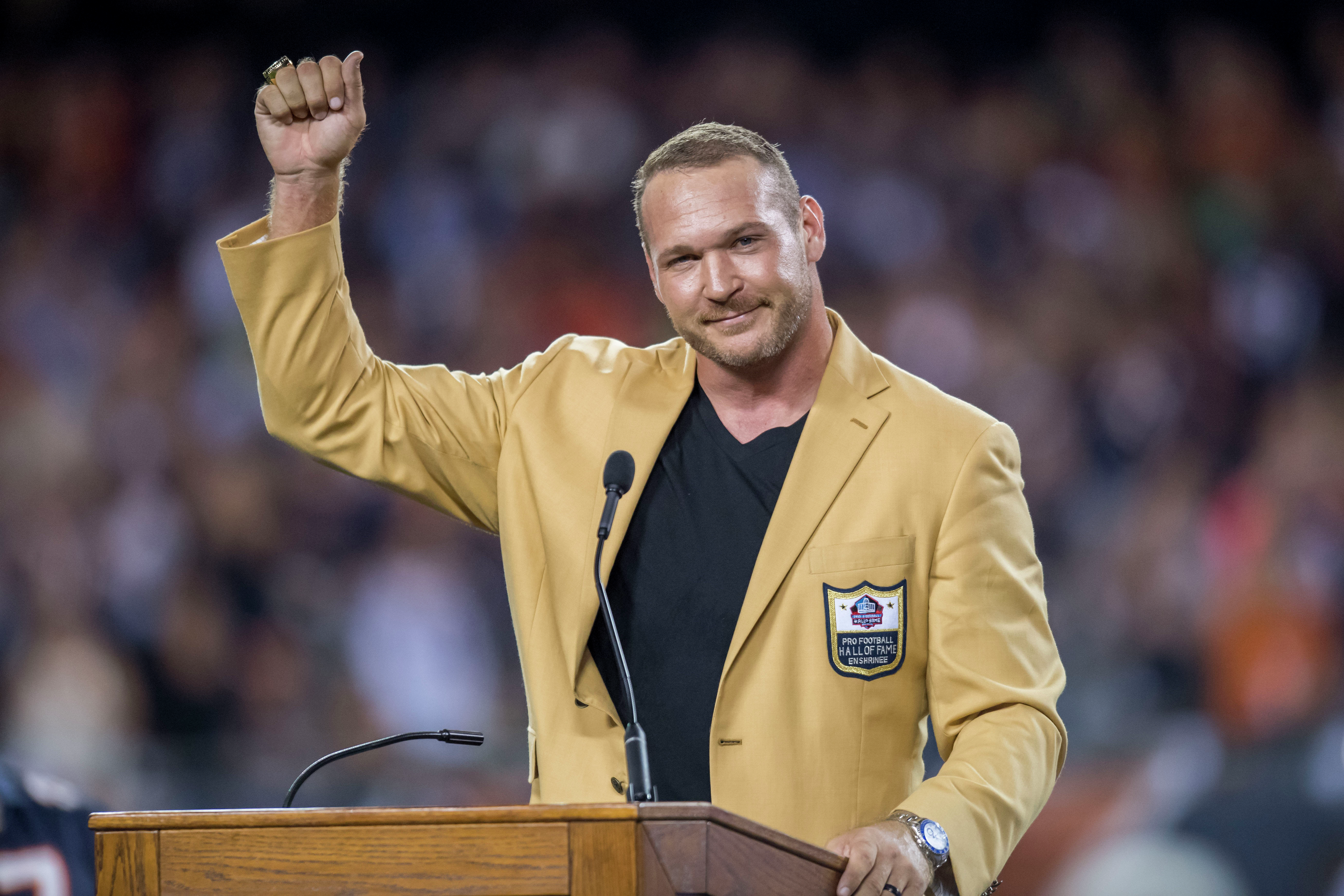 Brian Urlacher shares Bears memories with fellow NFC Conference Champs