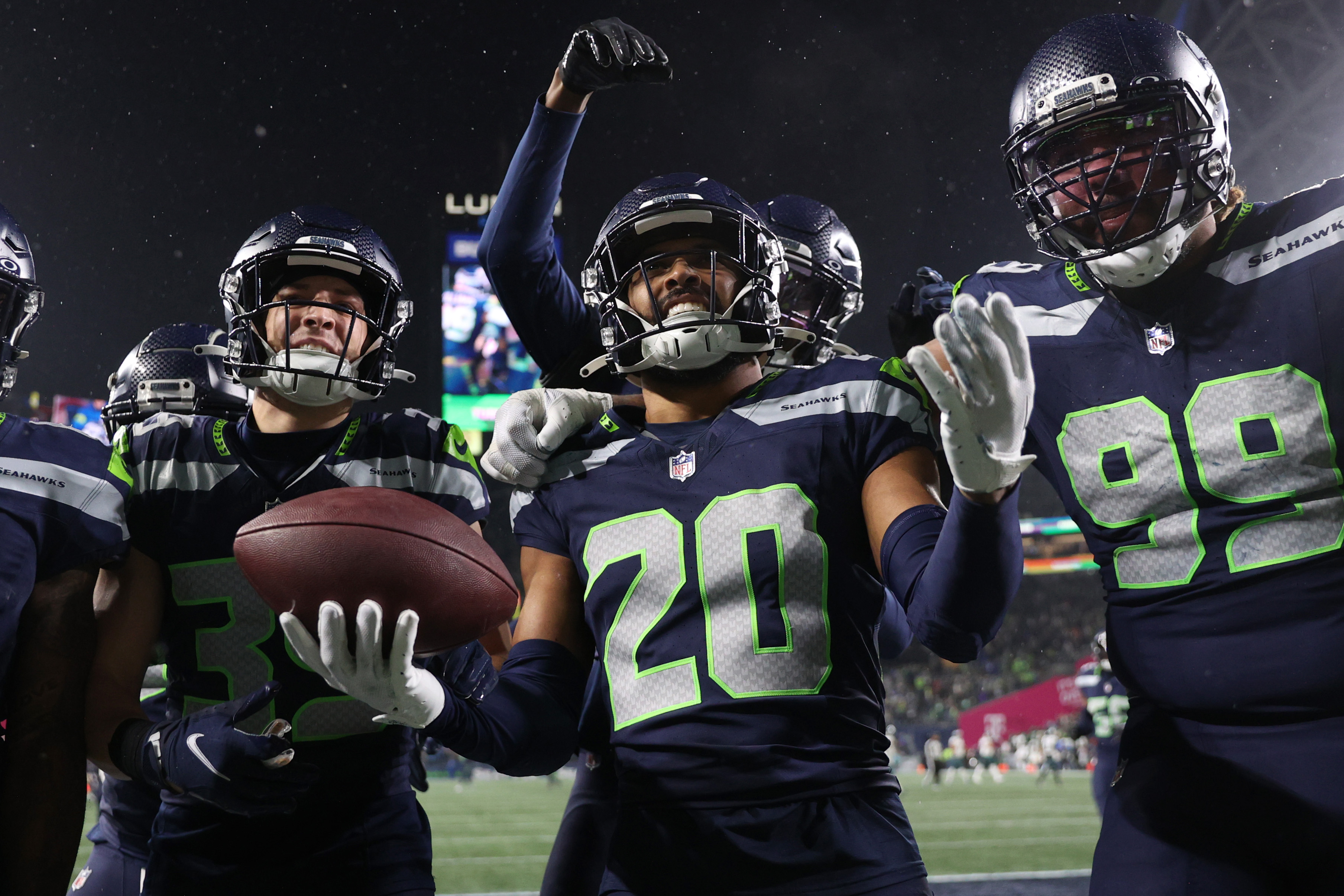 SEA 4Q 20-17 J. Hurts intercepted by J. Love to seal win for Seahawks