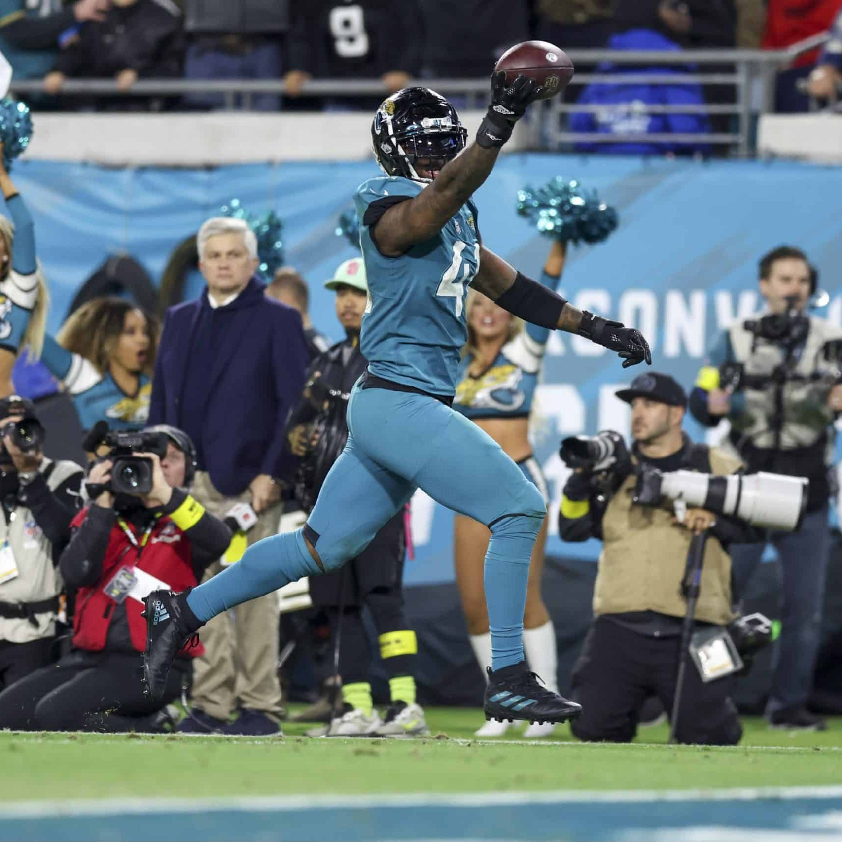 JAX 4Q 20-16 37-yd fumble return TD