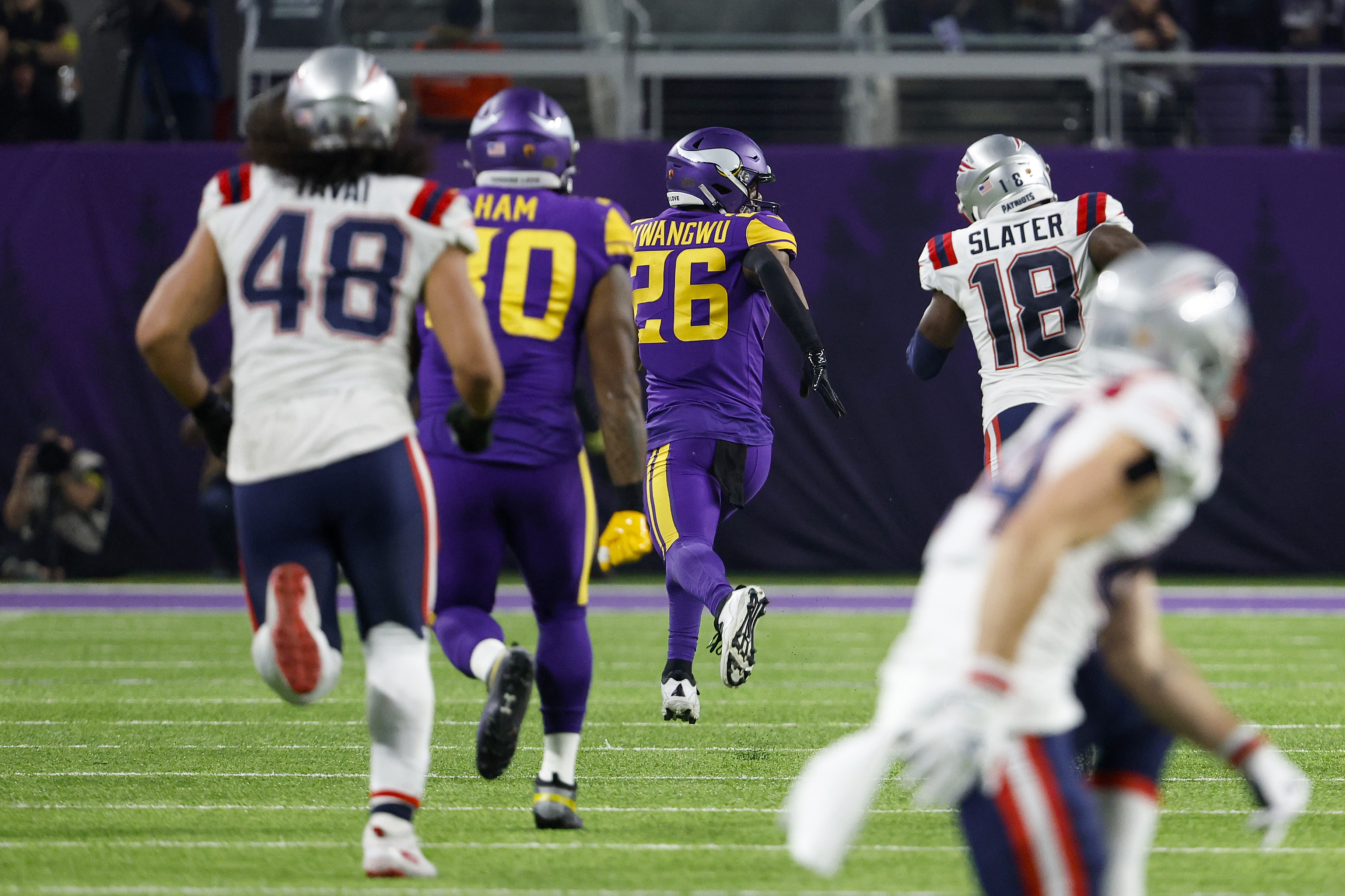 MIN 23-23 K. Nwangwu 97-yd Kick Return TD