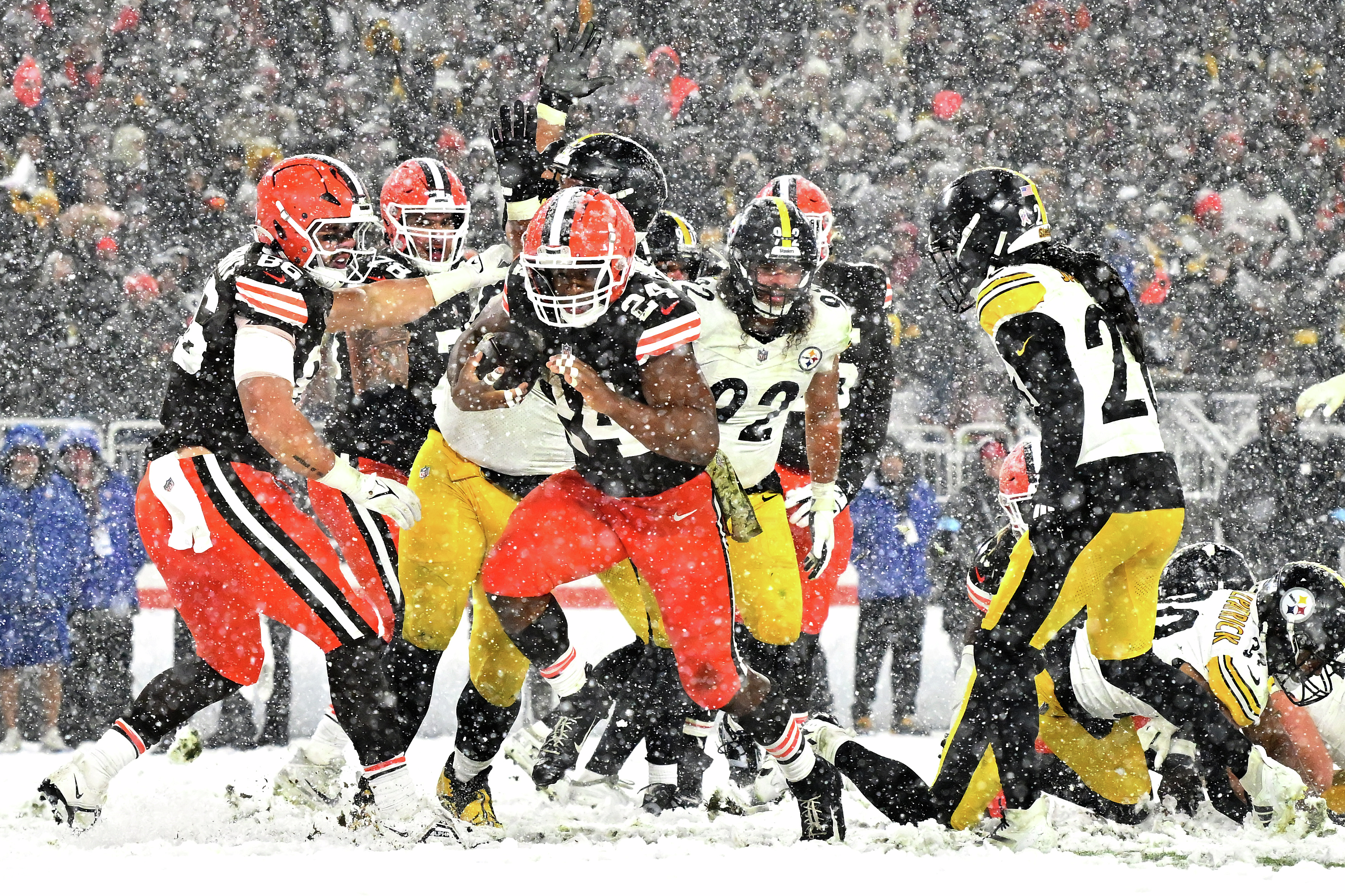 4Q CLE CHUBB 2 YARD TD RUSH, 19-24