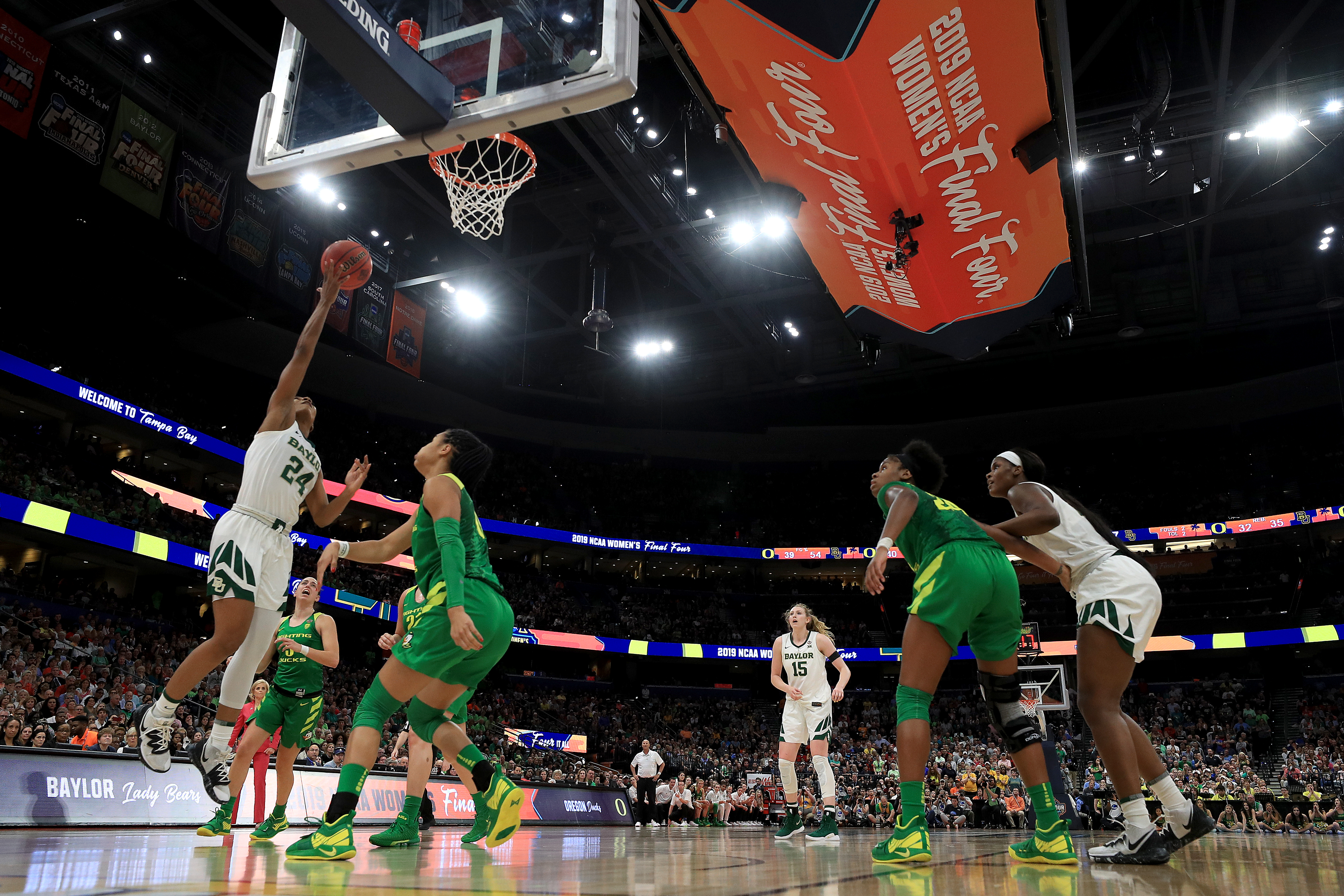 Highlight: Baylor's Chloe Jackson hits layup for winning bucket