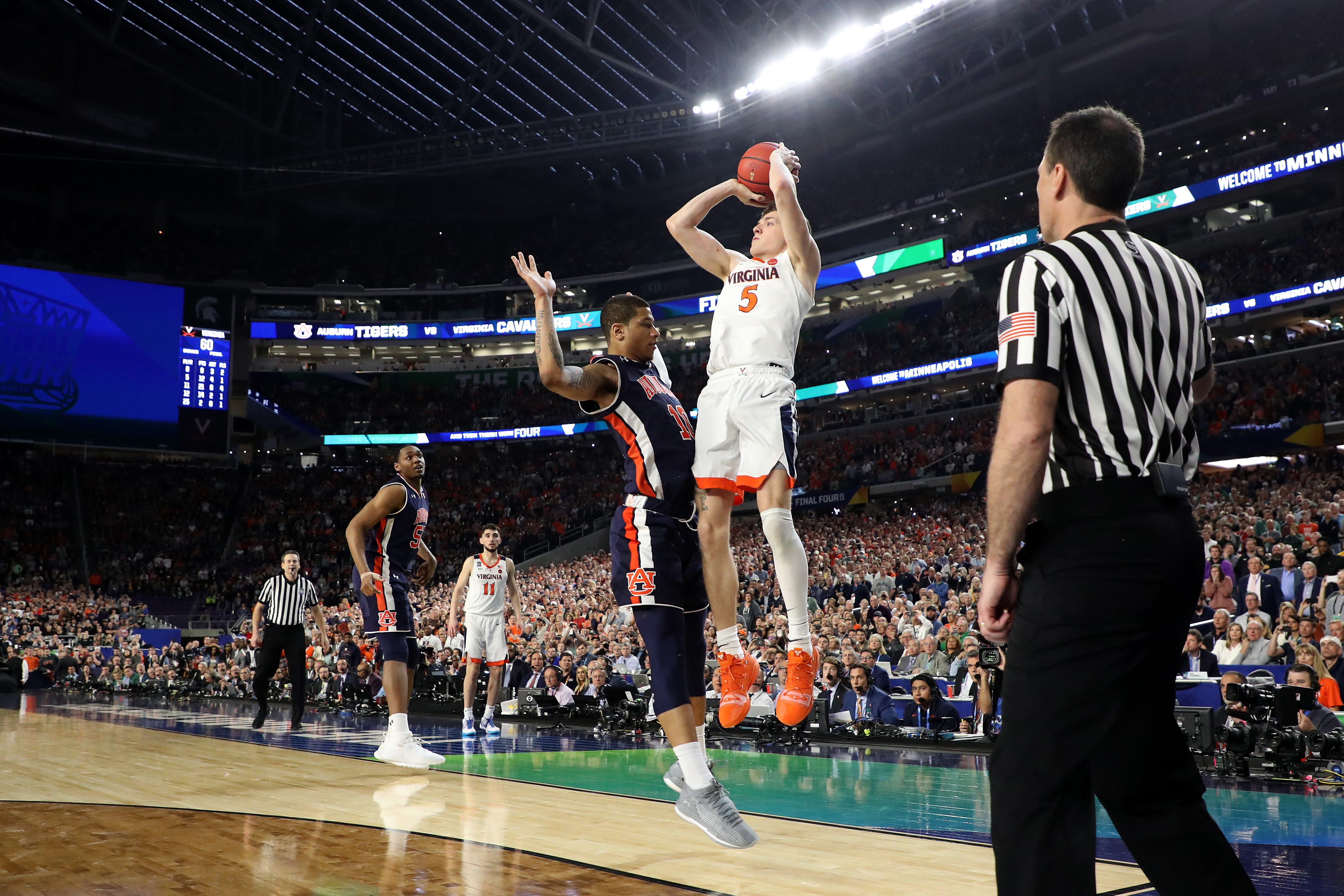 Highlight: Virginia's Kyle Guy gets fouled on game-winning three point attempt