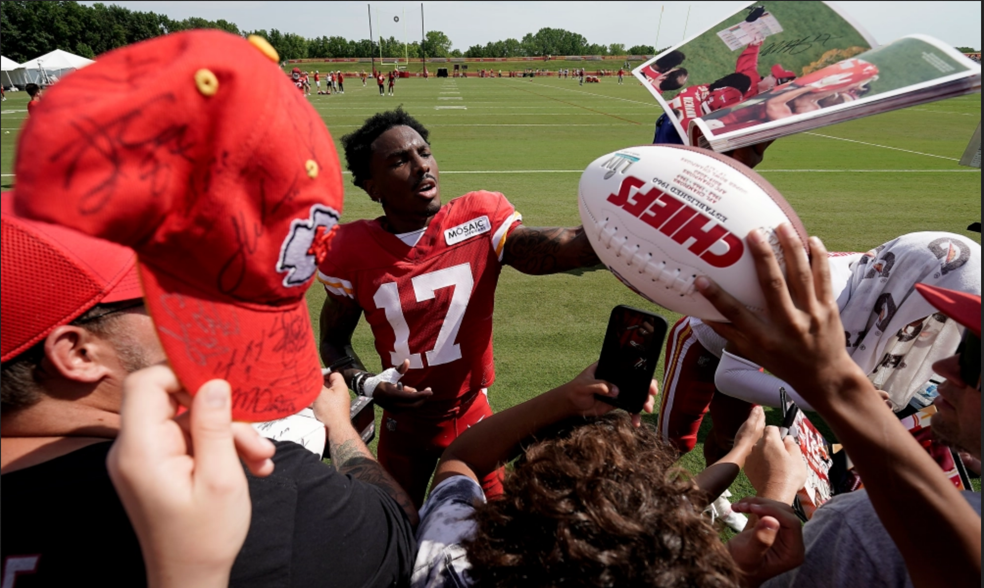 Chiefs Wire Podcast: Chiefs training camp surprises | 08-08-22