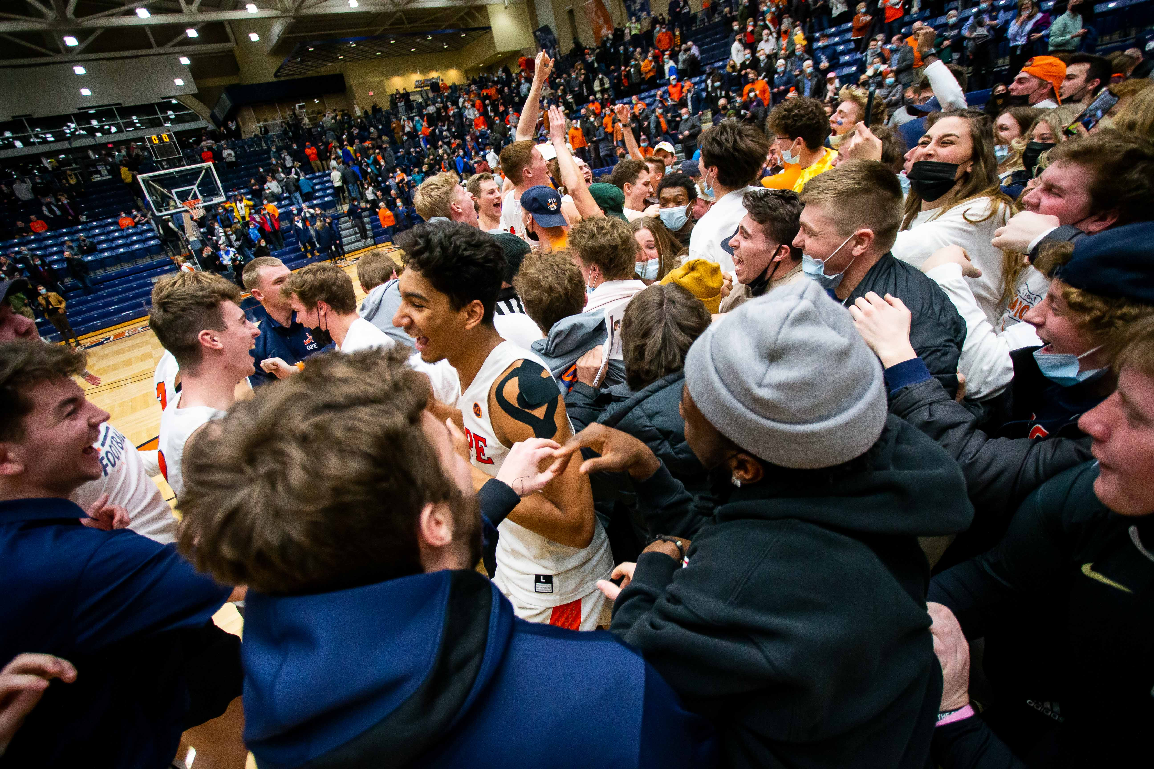 LISTEN: Hope men's basketball defeats Calvin, clinches share of MIAA