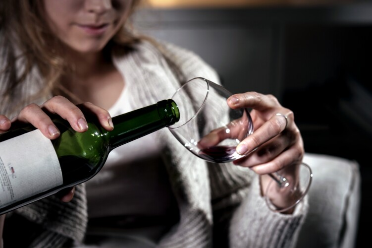 Alcohol use disorder in women episode artwork