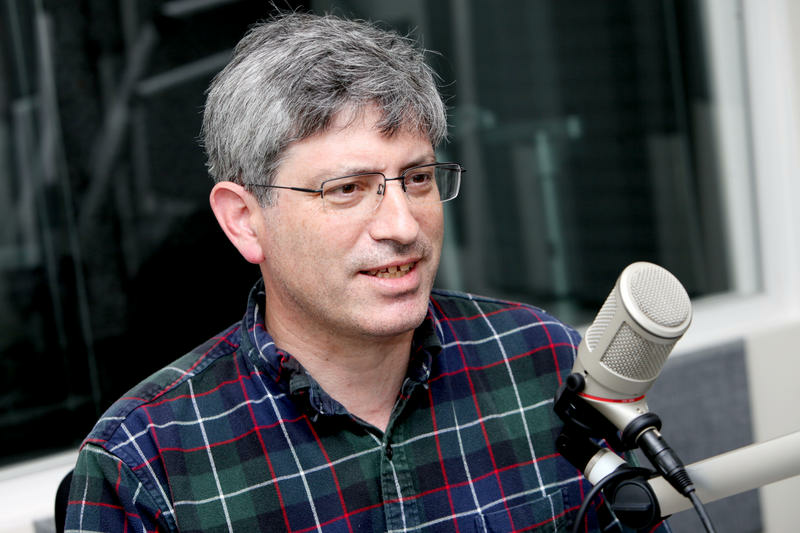 Exploring Our Biological Inheritance: Carl Zimmer On Heredity episode artwork