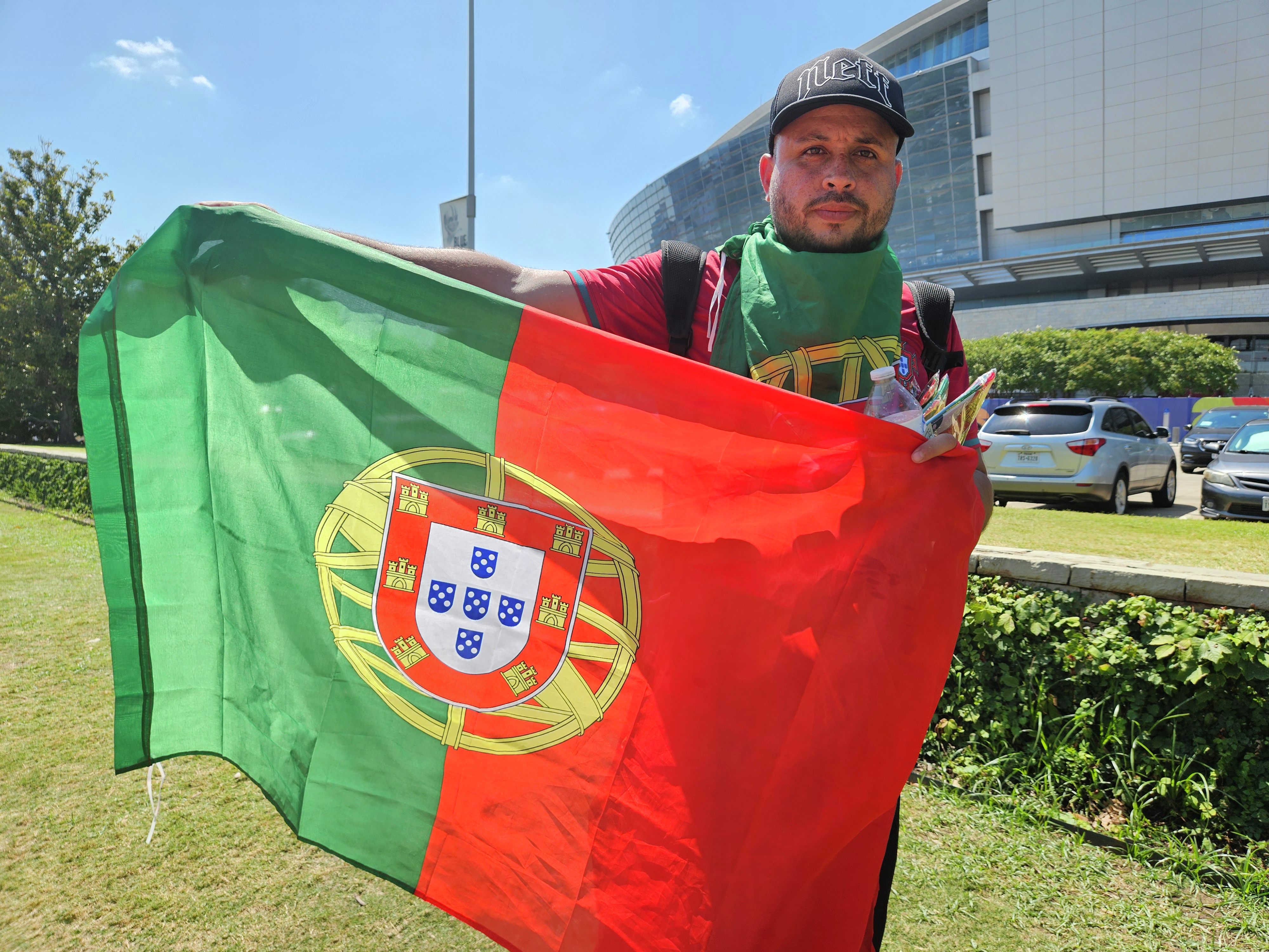 "Portugal é quem vende mais". Esgotam as bandeiras em Dallas episode artwork
