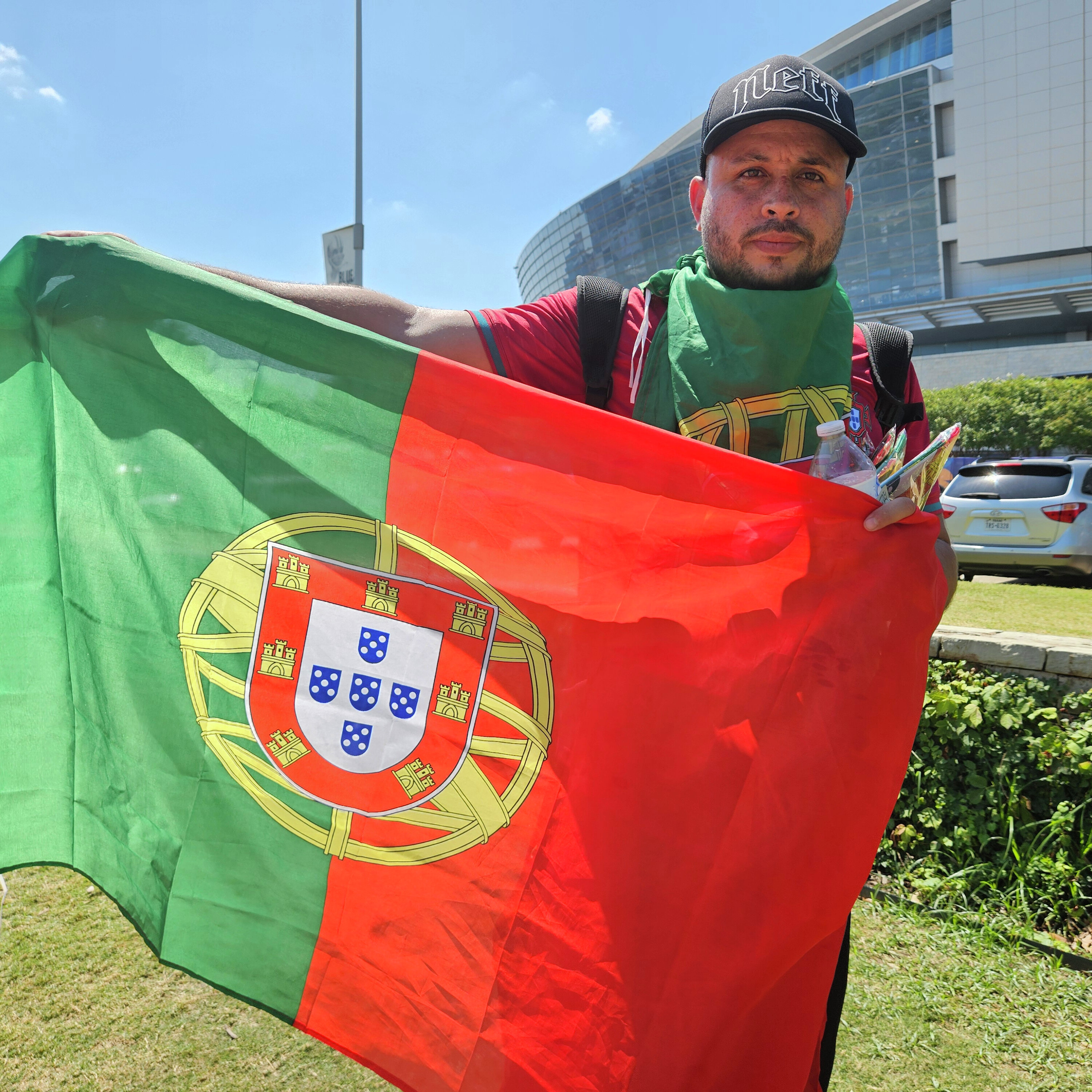 "Portugal é quem vende mais". Esgotam as bandeiras em Dallas