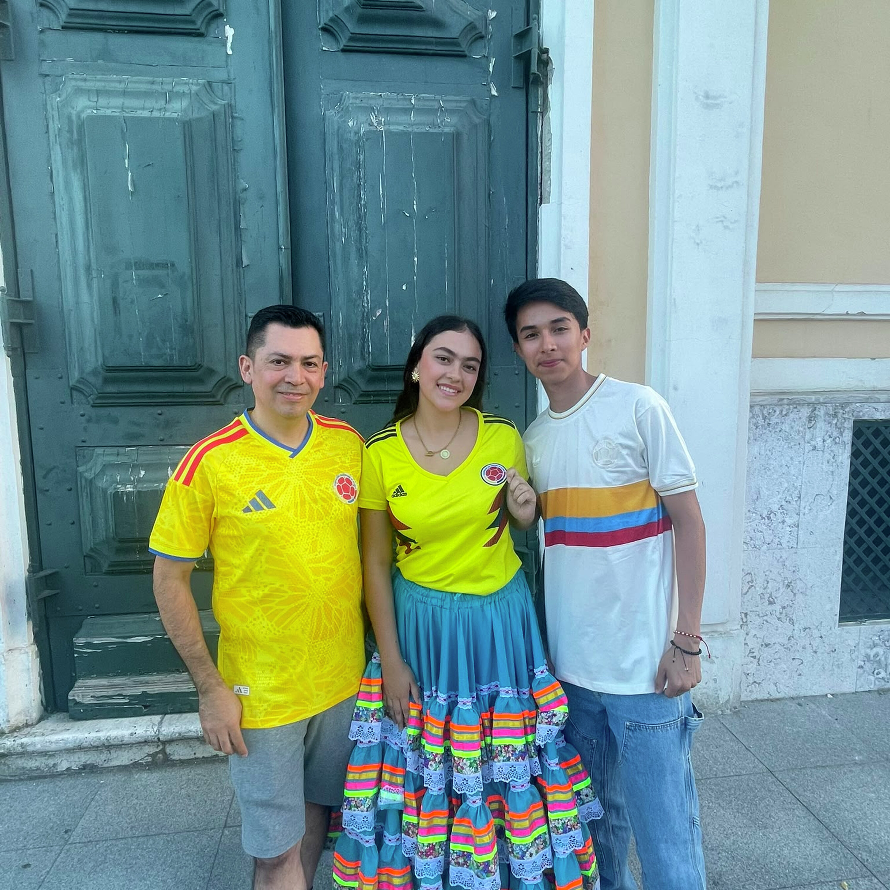 Os dançarinos imigrantes que são "100% por Colômbia"