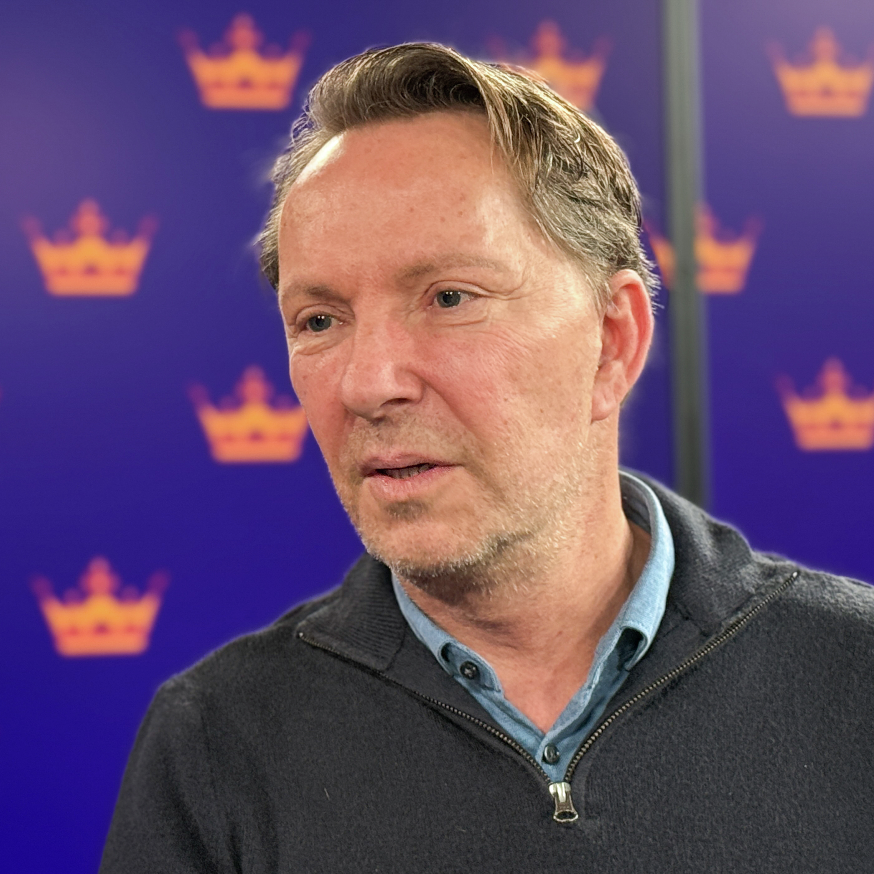 Terje Schrøder om Kongens fortjenstmedalje og illsinte publikummere: – Ble biljakt og de skulle ta oss episode artwork
