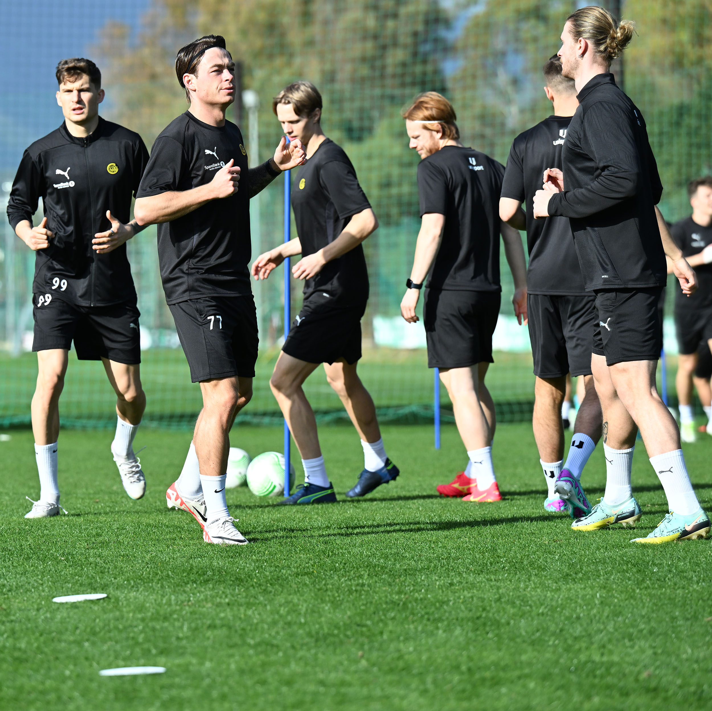 - Vær forberedt på at gulfargen på draktene kan skjære i øynene!