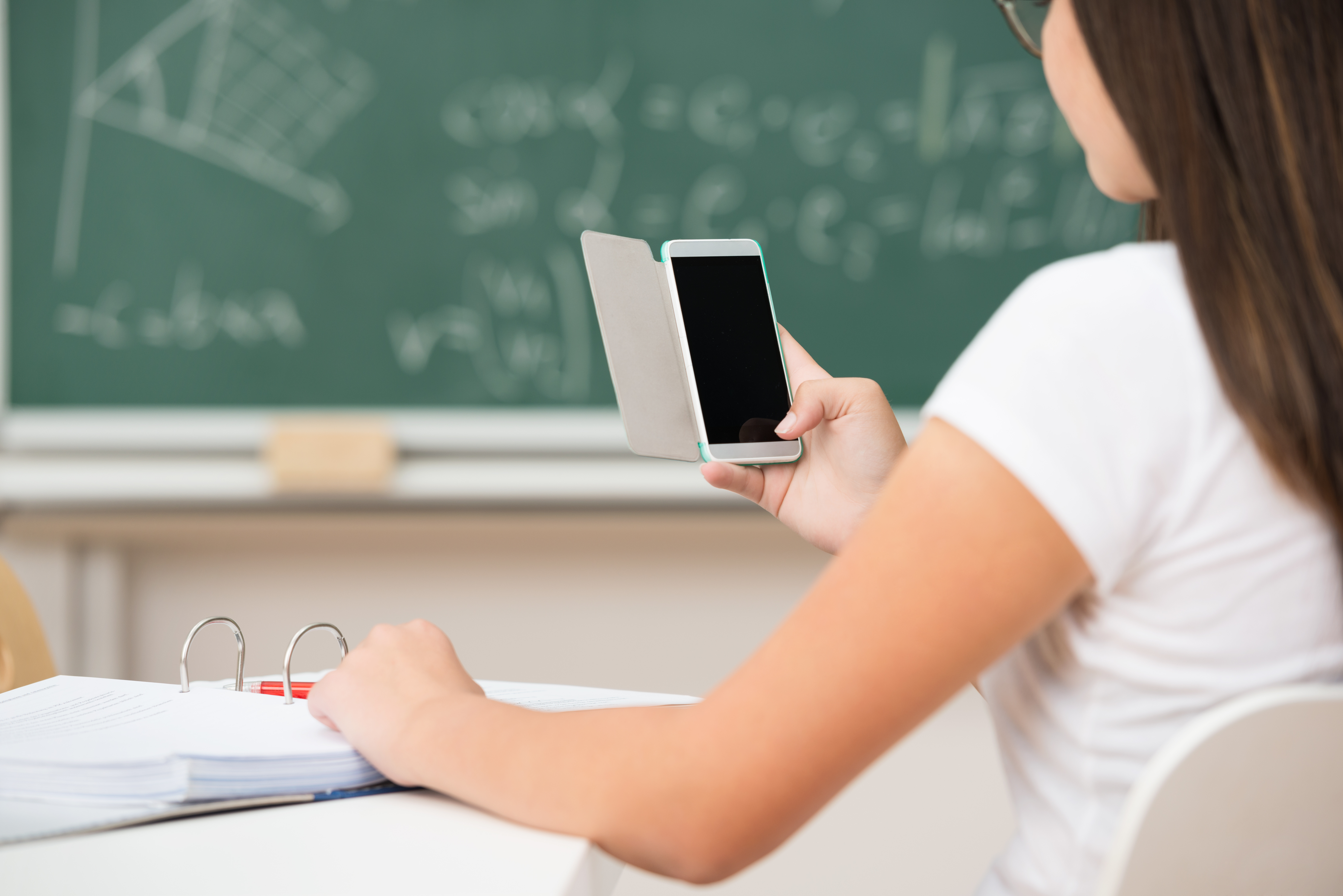 La directrice d'école qui interdit les cellulaires