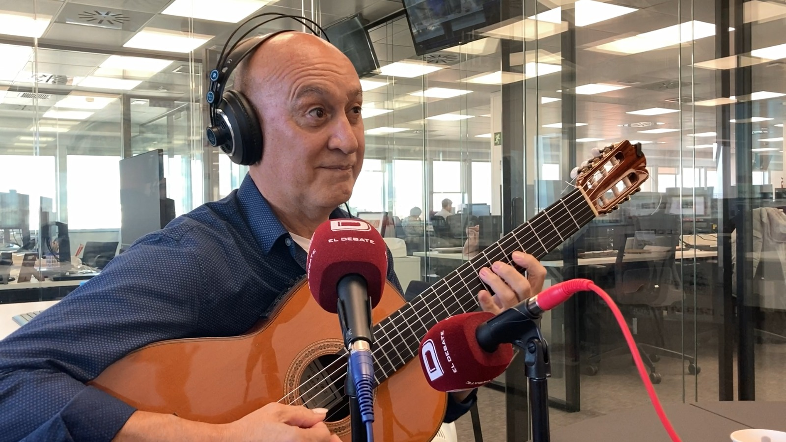 César Angeleri, el guitarrista que hace vibrar al tango