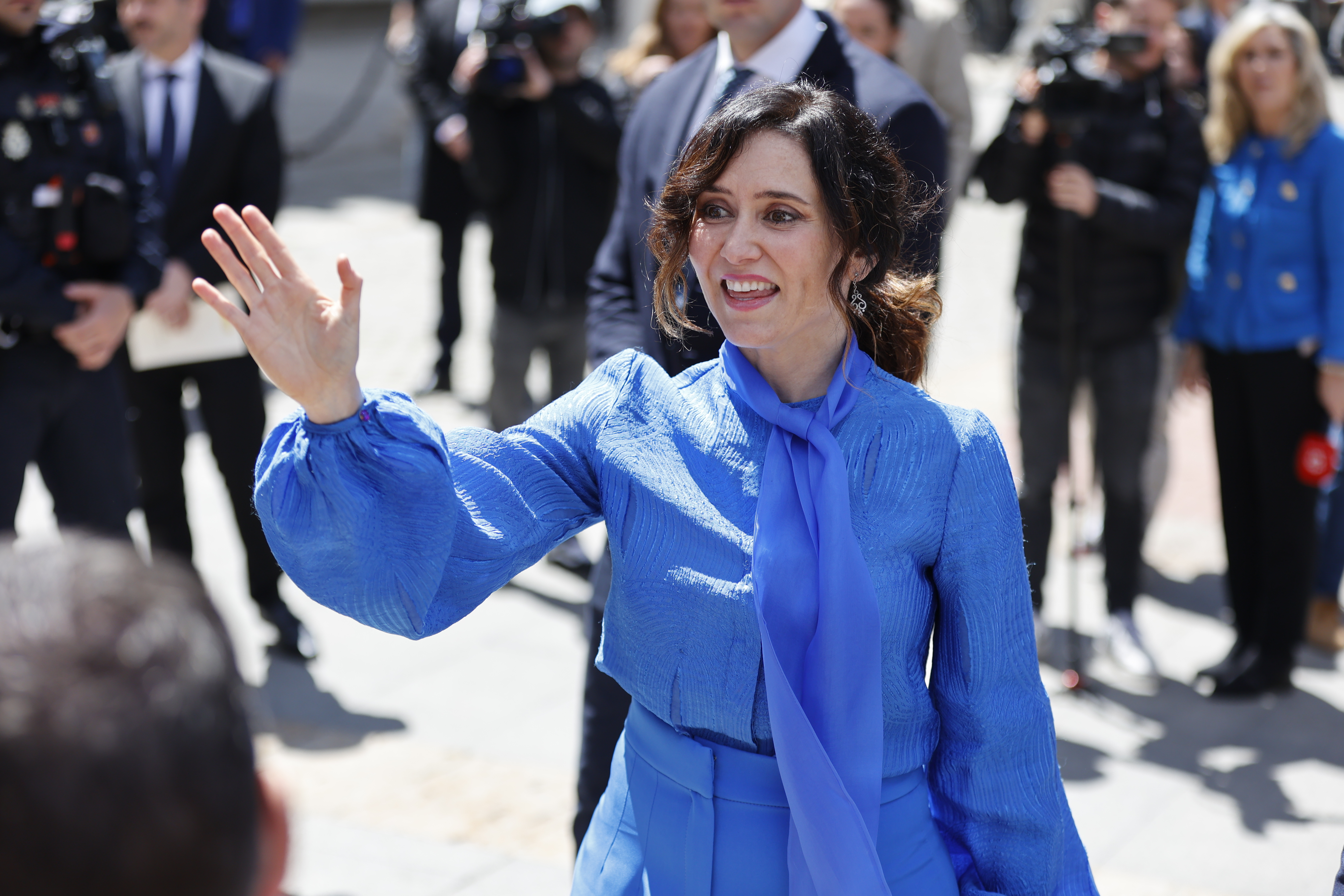 Del baño de masas de Ayuso a las pitadas a Sánchez: la calle lo tiene claro