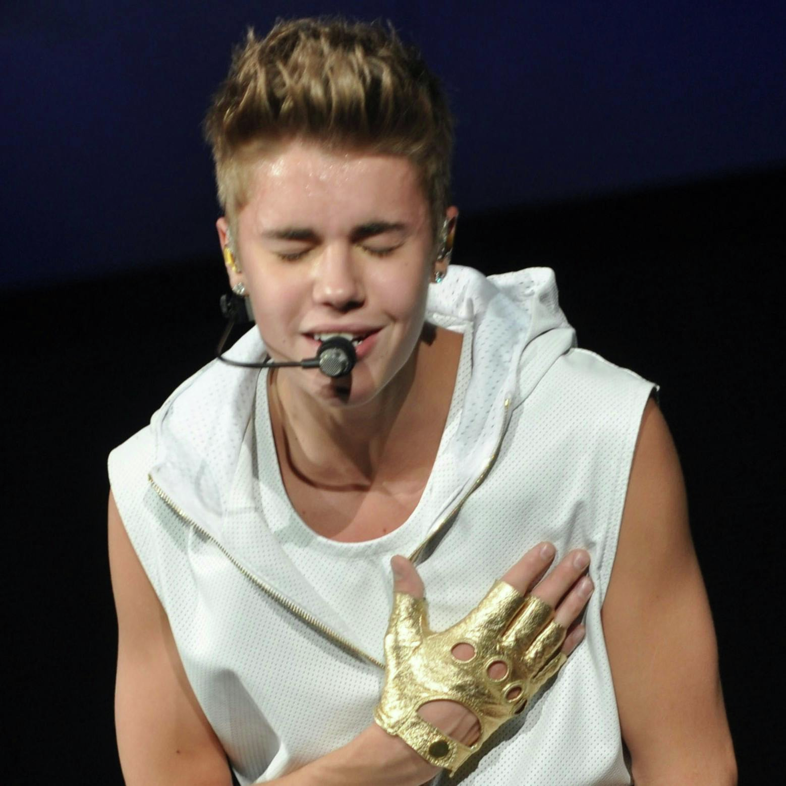 BEAUTY AND A BEAT - JUSTIN BIEBER, NICKY MINAJ | analysis episode artwork