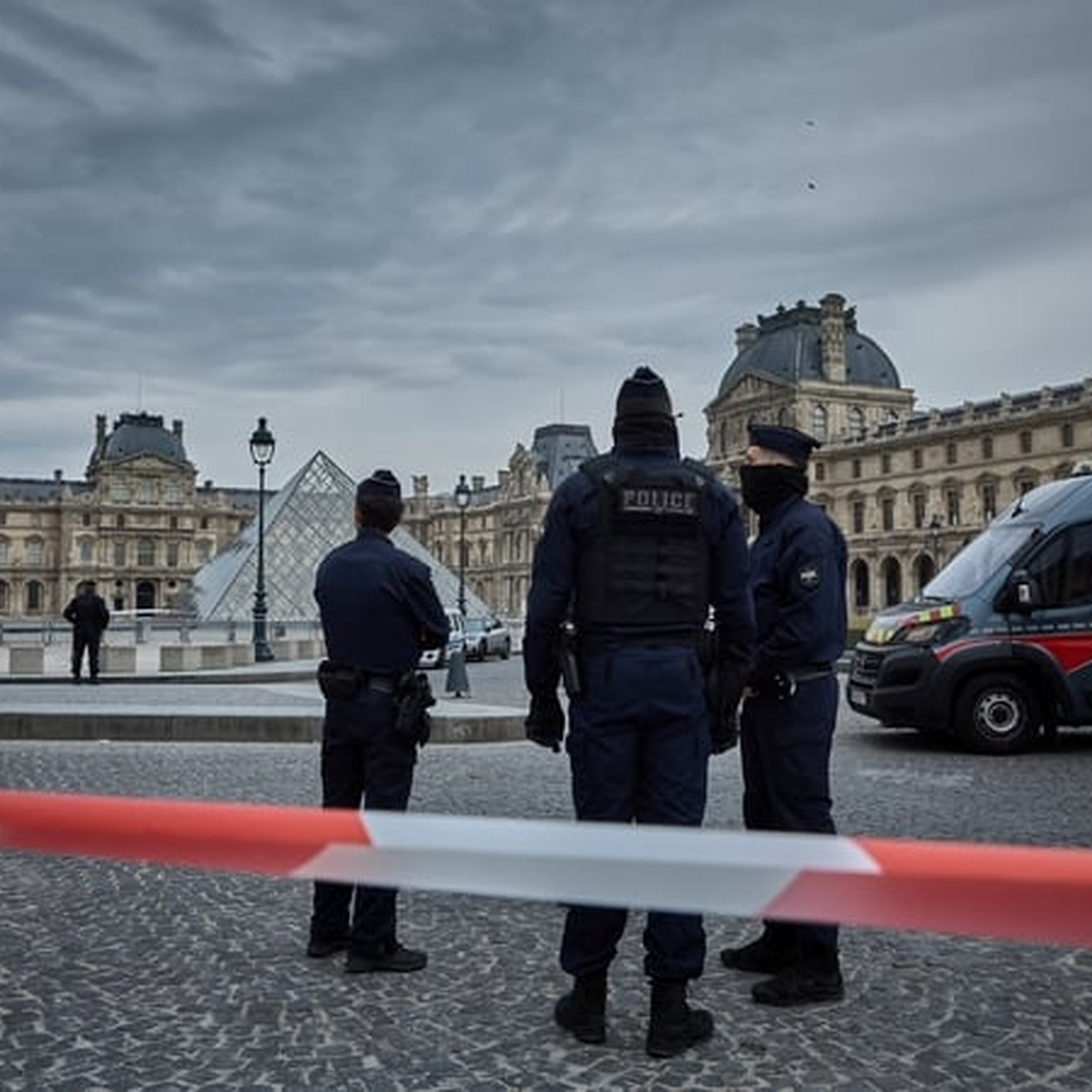 Thieves steal 'priceless' jewels from Louvre Museum in Paris
