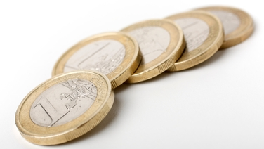 Significant pressures on households' living standards - report