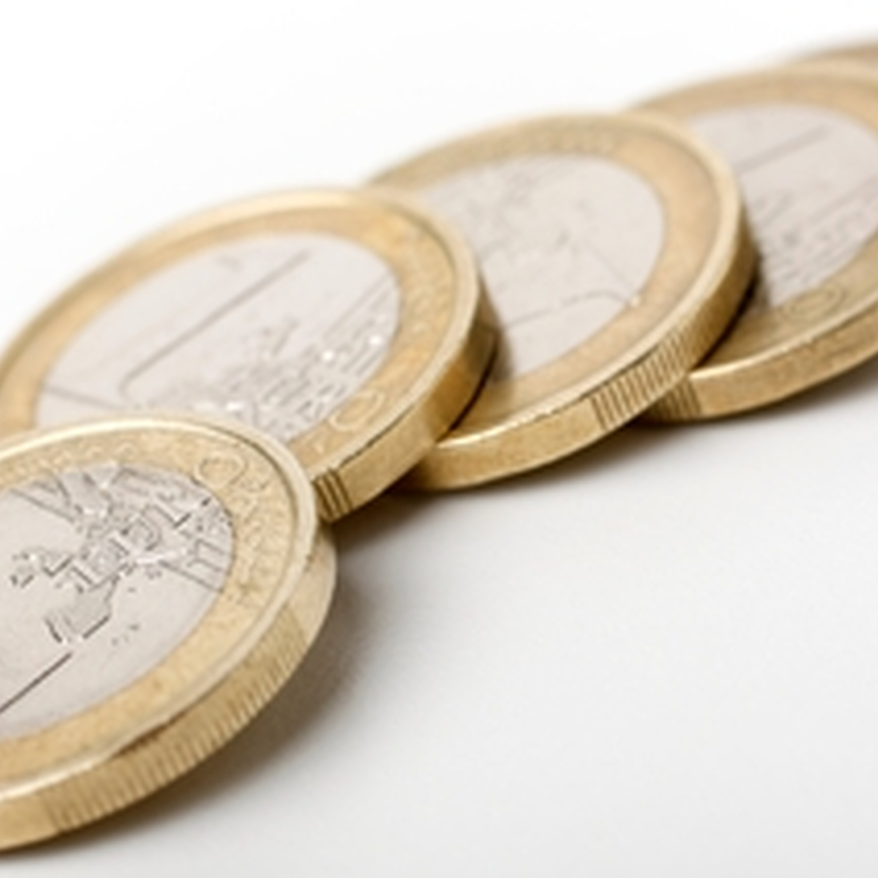 Significant pressures on households' living standards - report