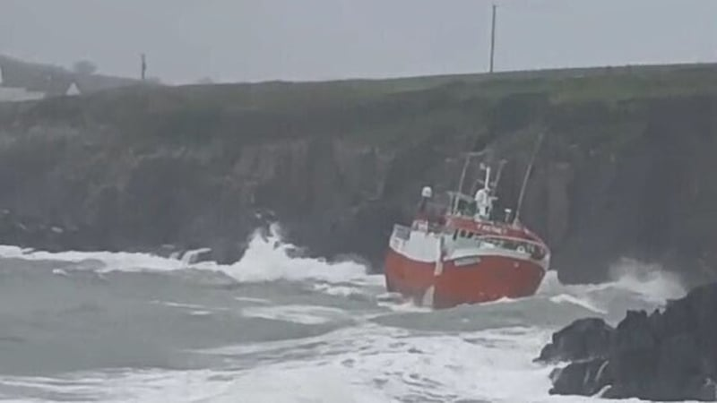 14 rescued as trawler runs aground off Daingean Uí Chúis
